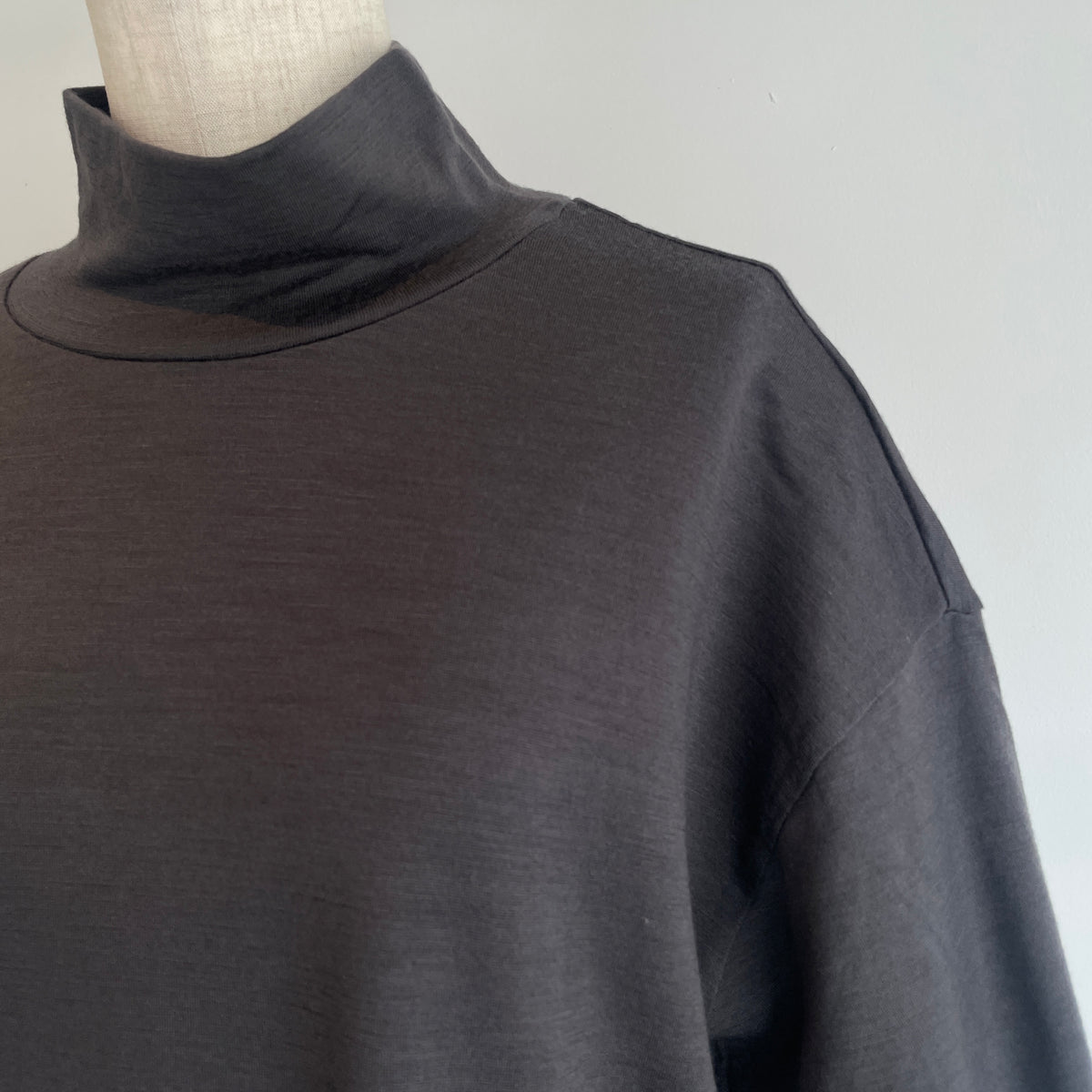 universaltissu//ウォッシャブルウール天竺 タートルネックPO TS233CT091