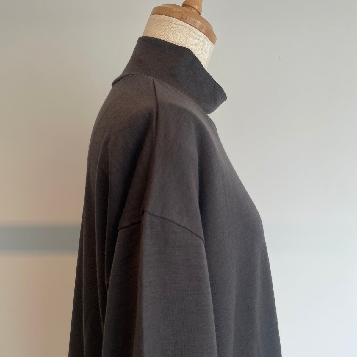 universaltissu//ウォッシャブルウール天竺 タートルネックPO TS233CT091