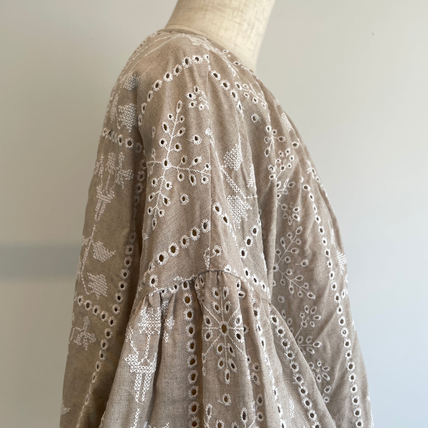 qiri//grow’ embroidery ギャザースリーブブラウス　6301BL005261