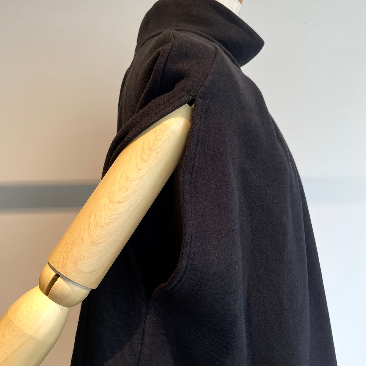 SI HIRAI//SWEATPONCHO  CHAW26-8006