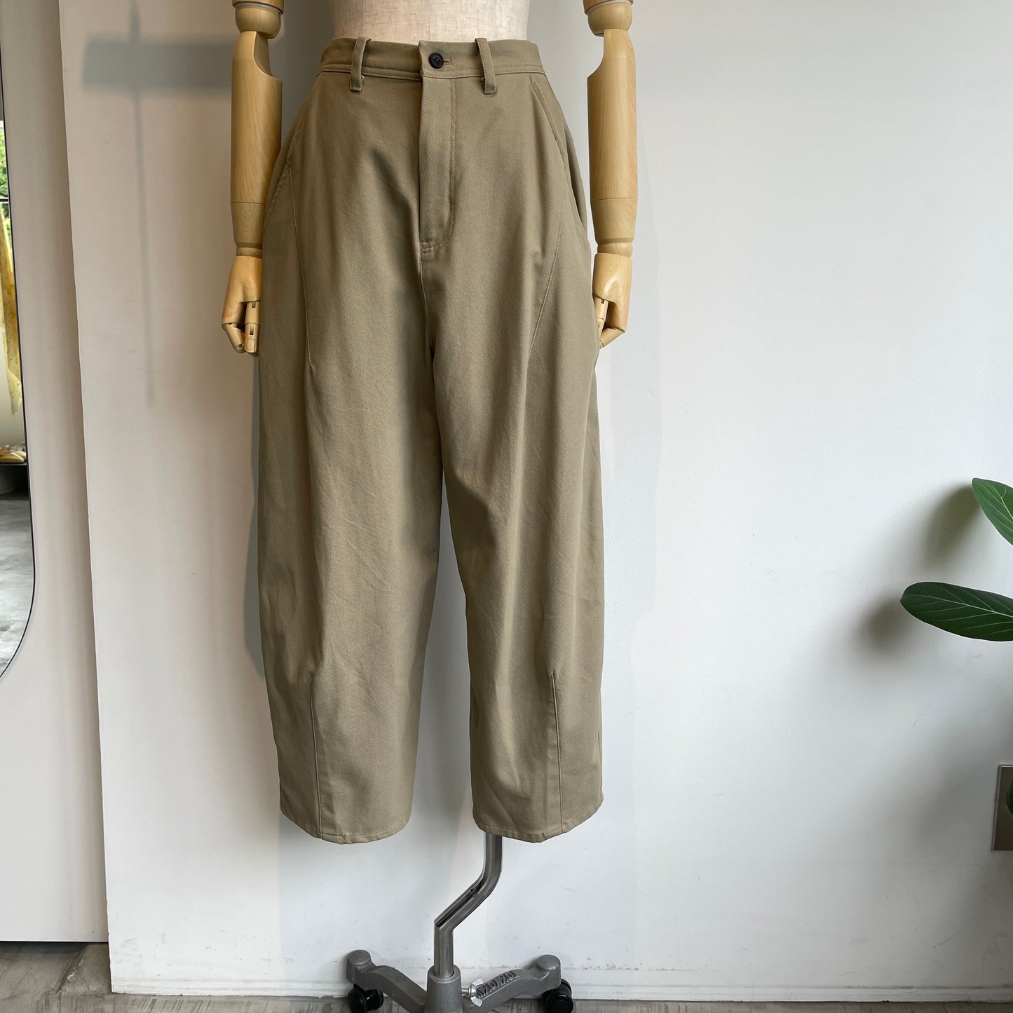 yuni//20/2強撚Cotton twill cocoon tapered パンツ 1701PT006262