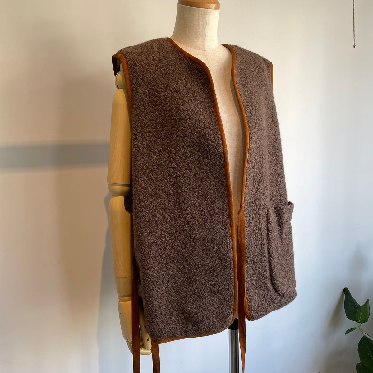 qiri//sarasa raised jacquard ベスト　6301BL006262