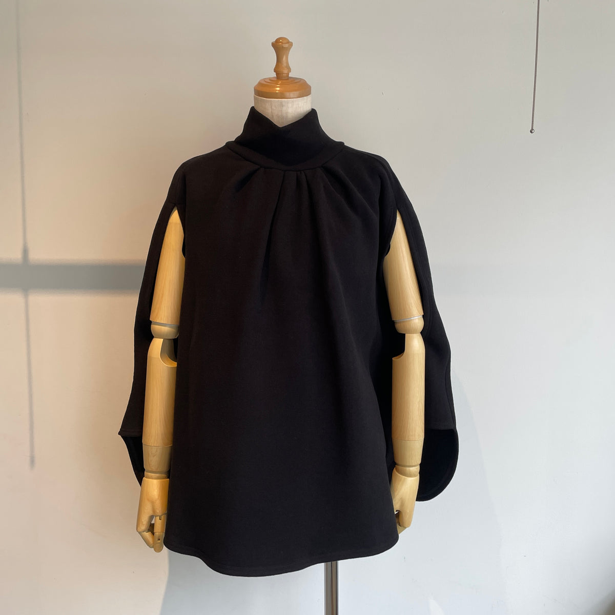 SI HIRAI//SWEATPONCHO  CHAW26-8006