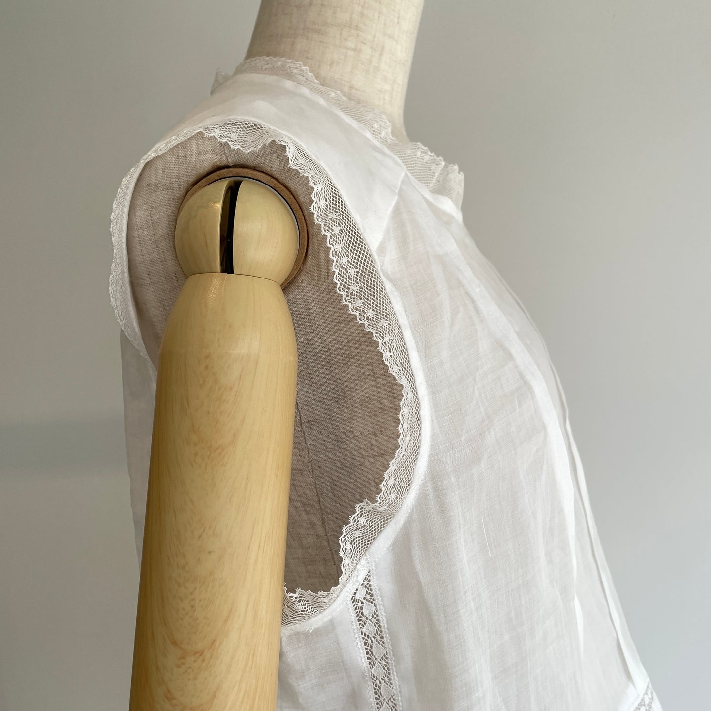 NATIVE VILLAGE//No.6 寂静スリーブレスレースブラウス　31261-06107