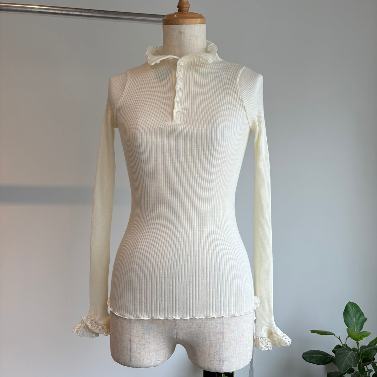 NATIVE VILLAGE// Thoughts on stockings リブレースプルオーバー　33262-04107