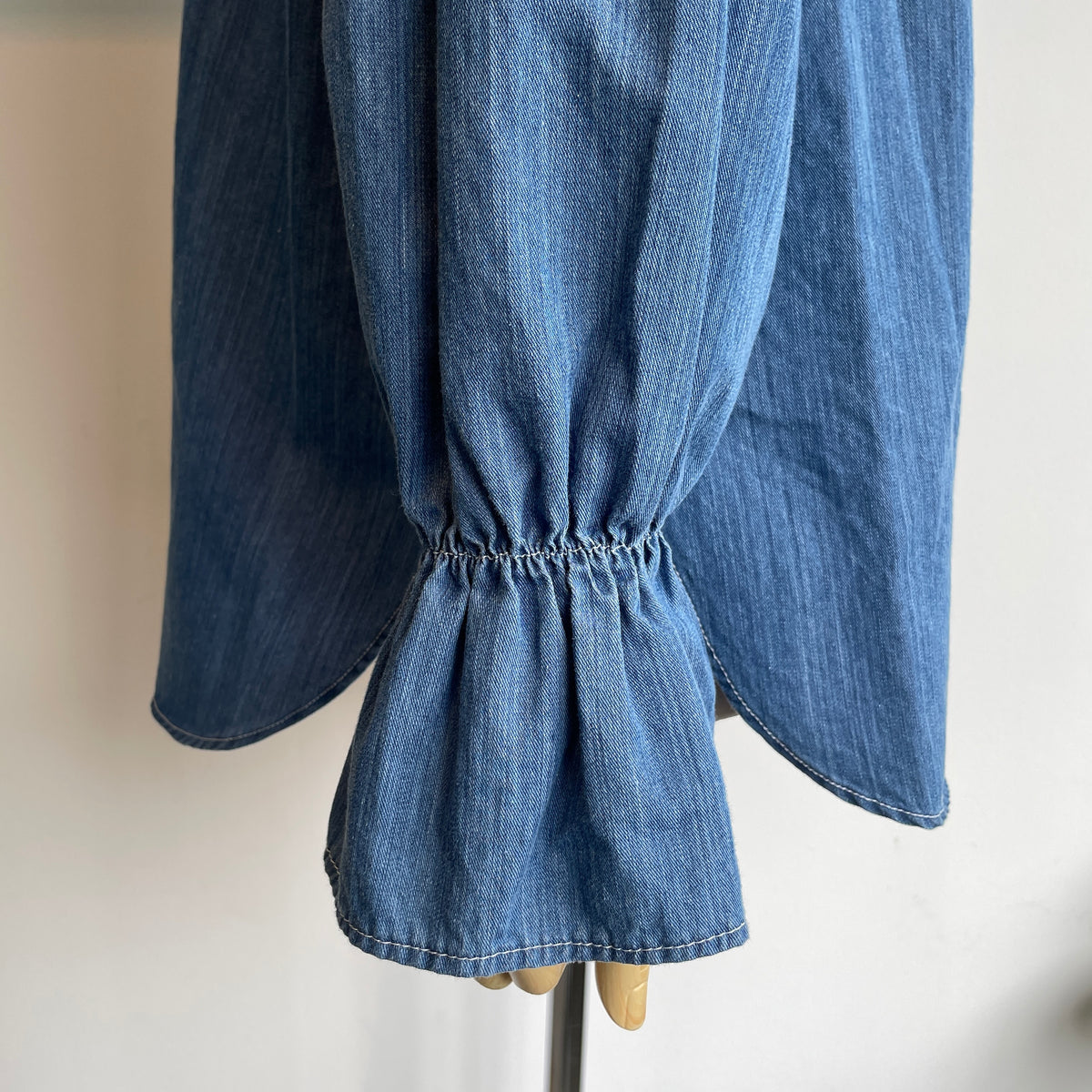 yuni//Cotton denim gathered sleeves ブラウス　1701BL010262