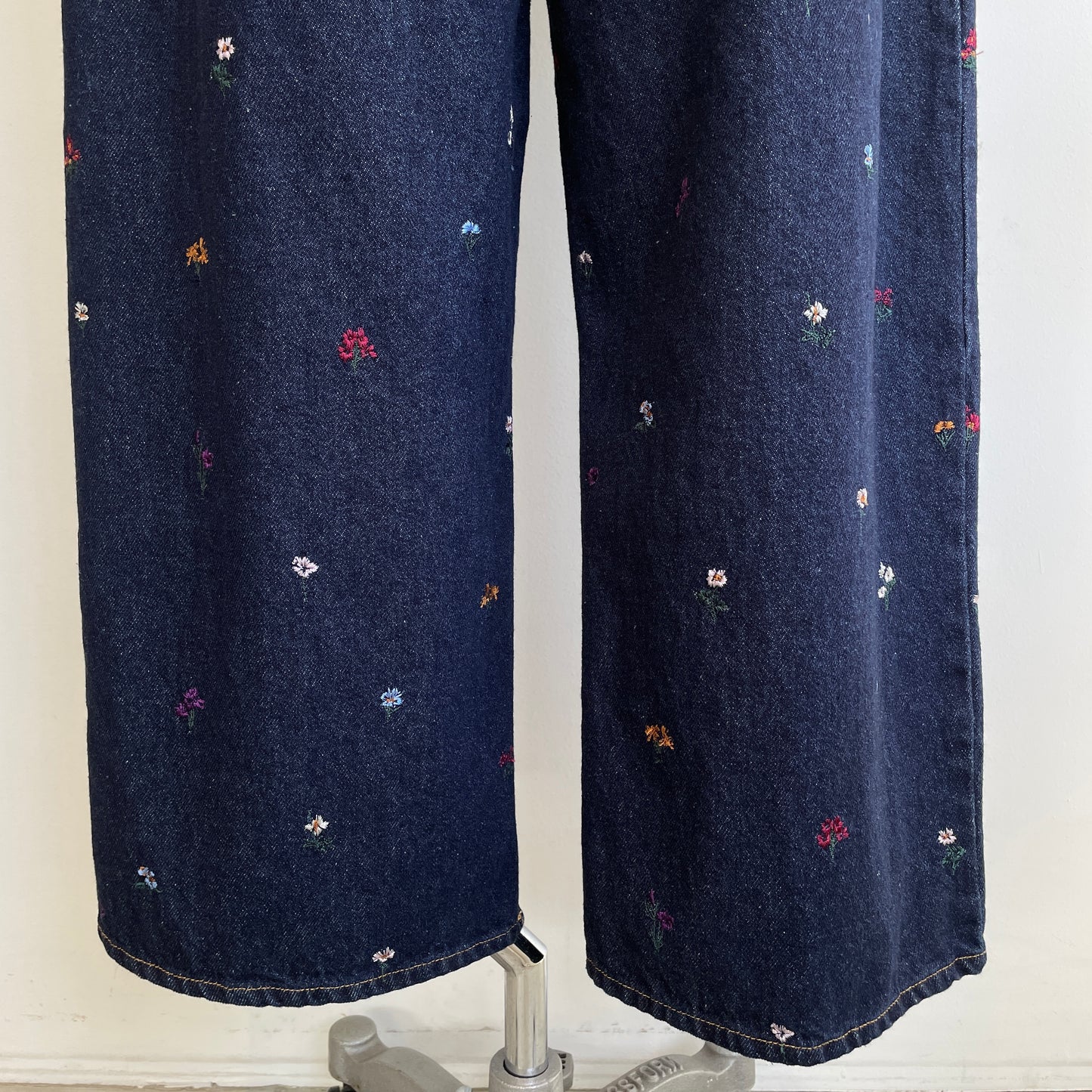 yuni// floral embloidely denim 5pkt back gum パンツ　1701PT006261