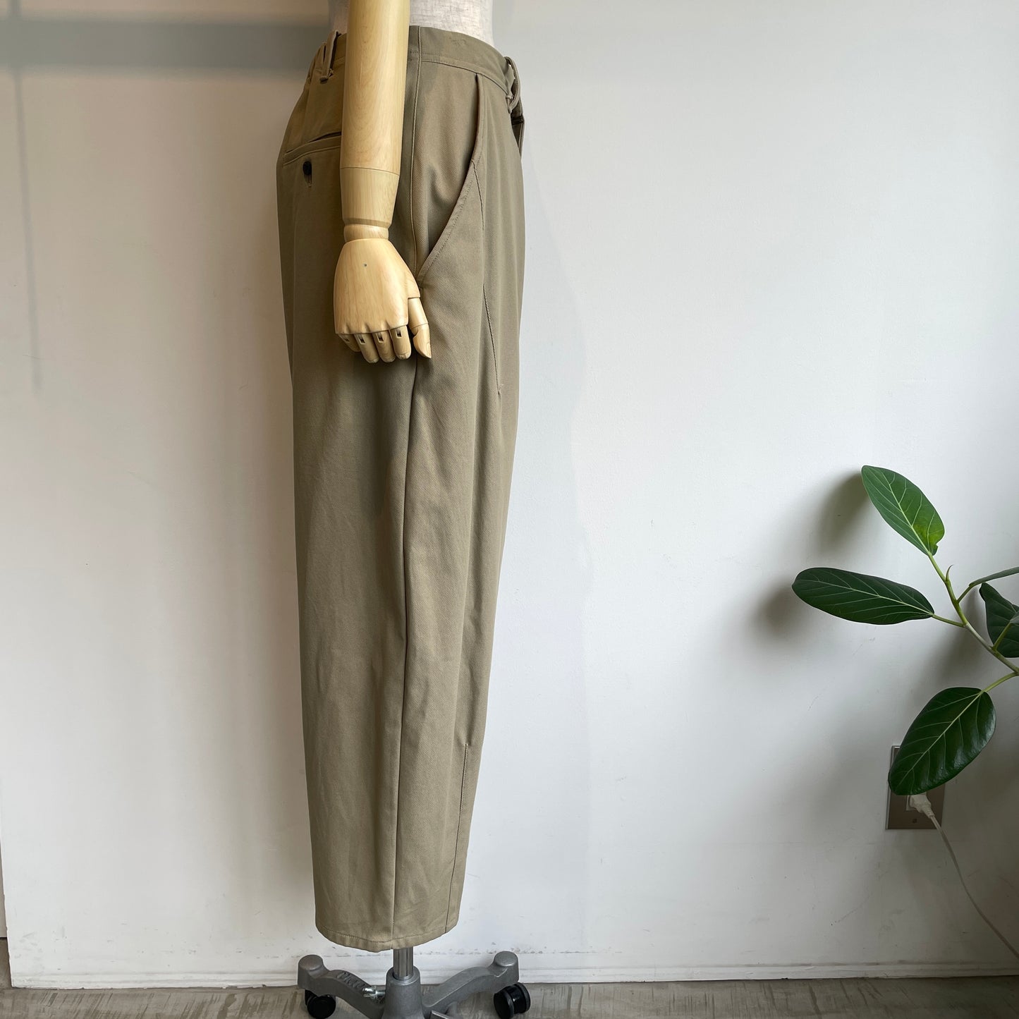 yuni//20/2強撚Cotton twill cocoon tapered パンツ 1701PT006262