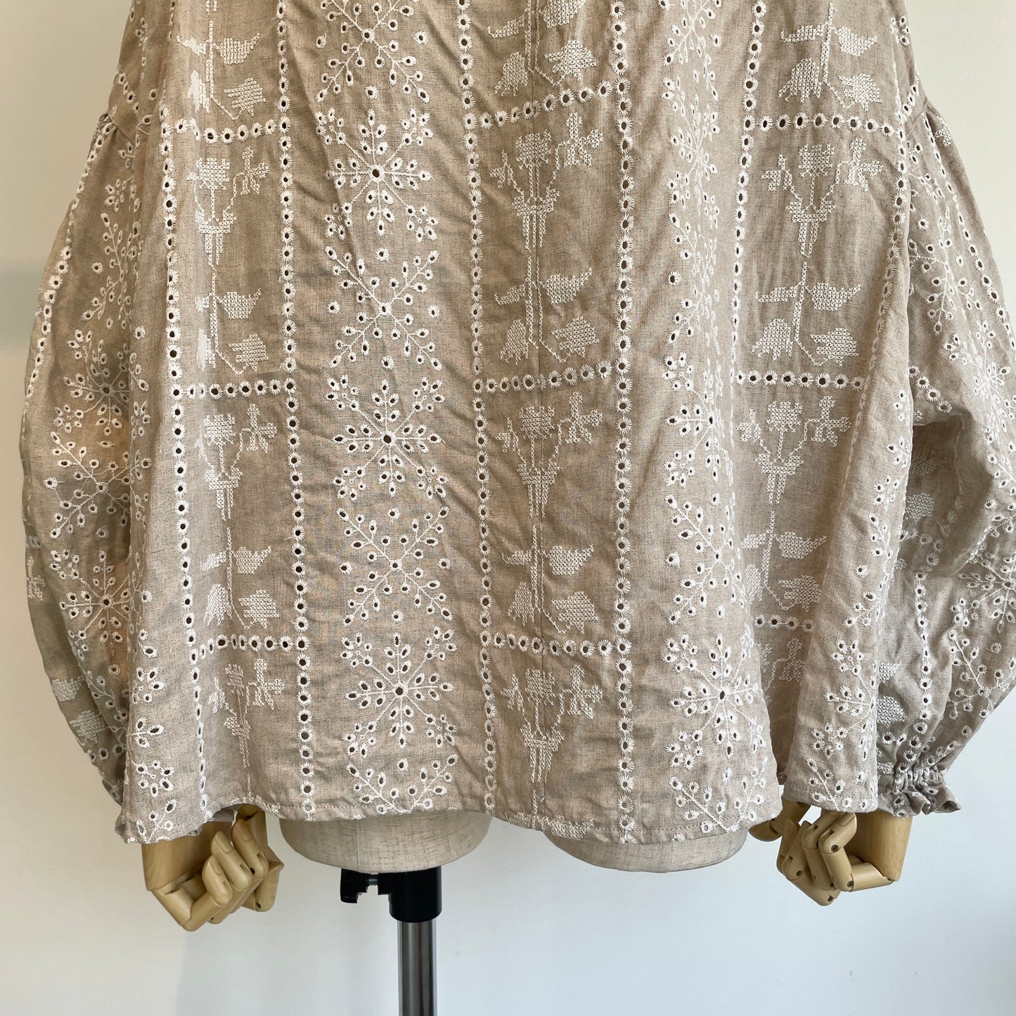 qiri//grow’ embroidery ギャザースリーブブラウス　6301BL005261