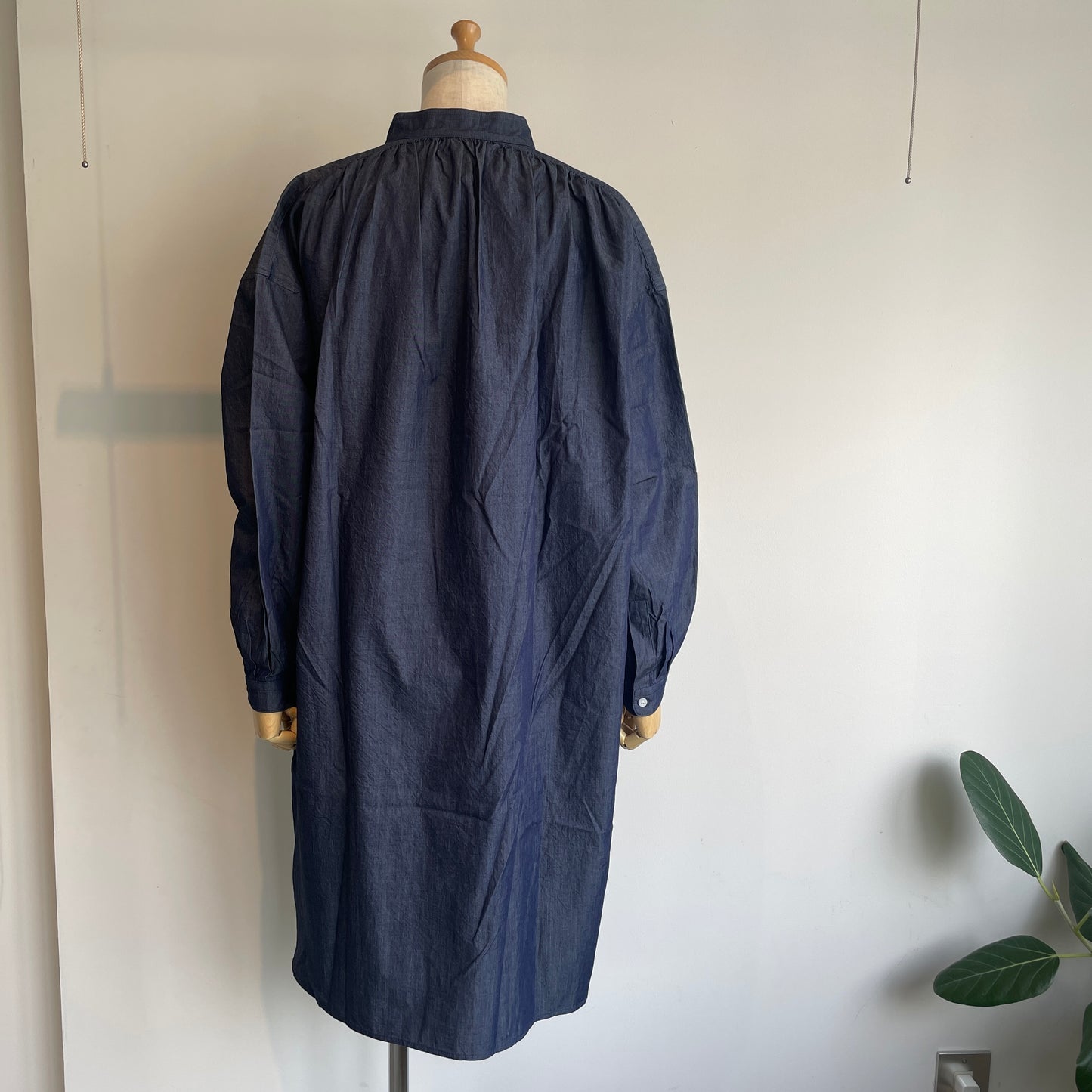 handsofcreation //60/-インディゴと硫化ロープ染色のツイルスタンドカラーPOチュニック　02610603