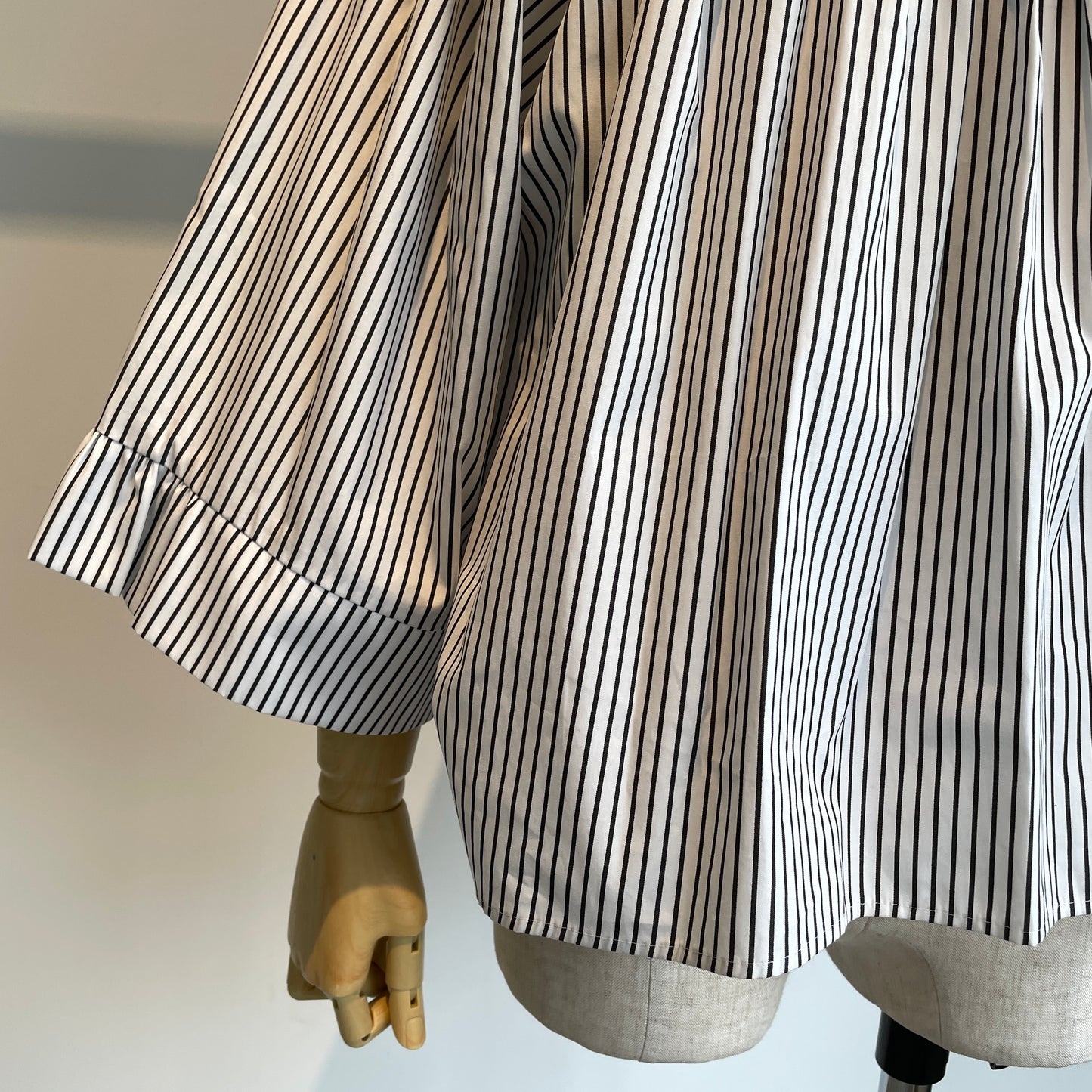 SIHIRAI// WIDE SLEEVE TACブラウスCHSS26-7008