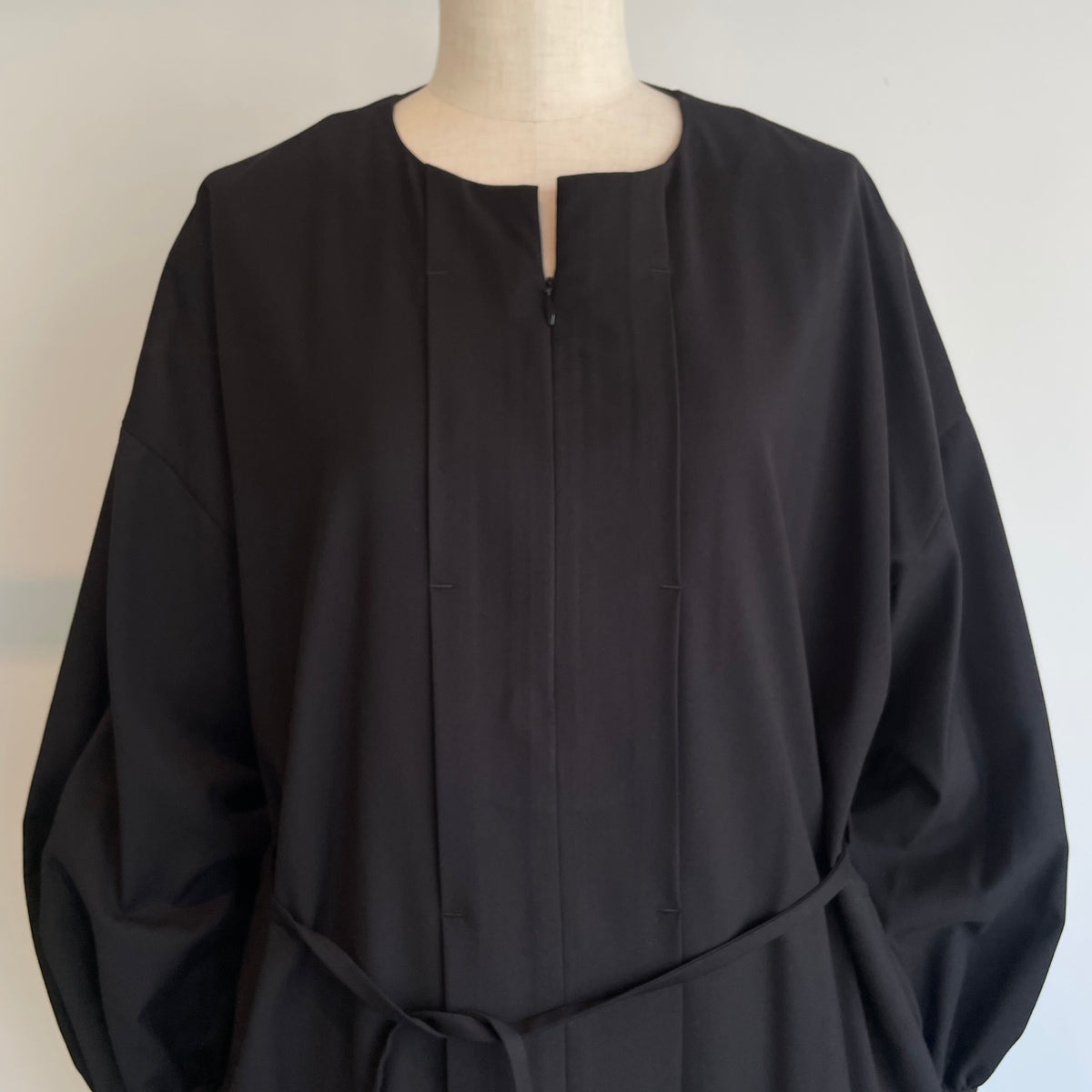 SI-HIRAI //MICRO STRETCH GABA RUBBER CUFF DRESS CHAW24-5018