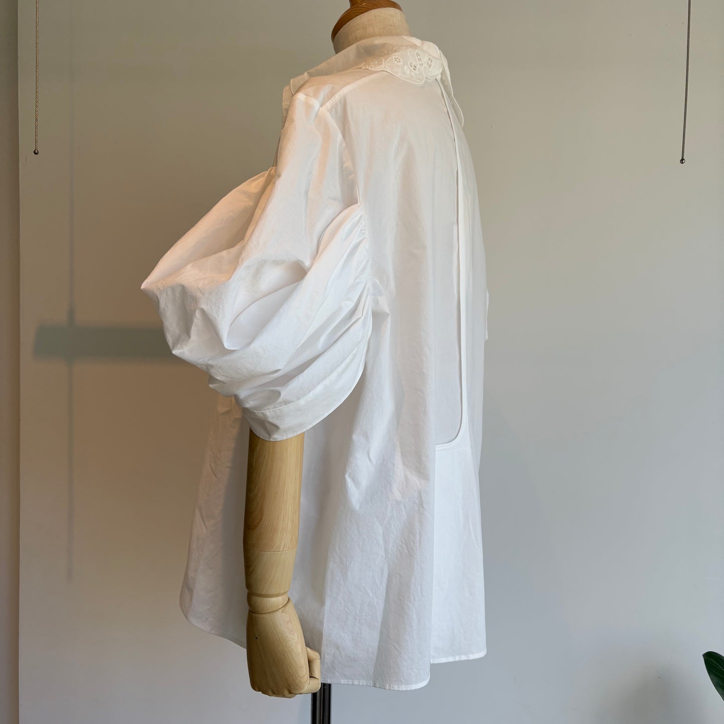 NATIVEVILLEGE//Simple longing 刺繍ギャザースリーブブラウス（off white）