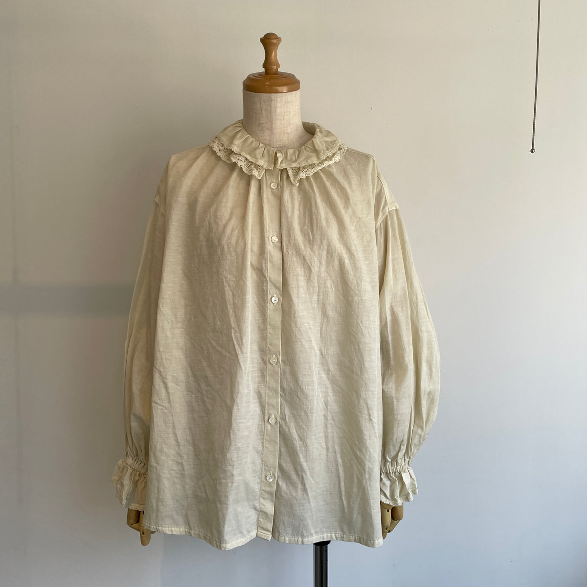 yuni//リサイクルコットンキュプラ ラッフルレースカラーブラウス 1701BL008262