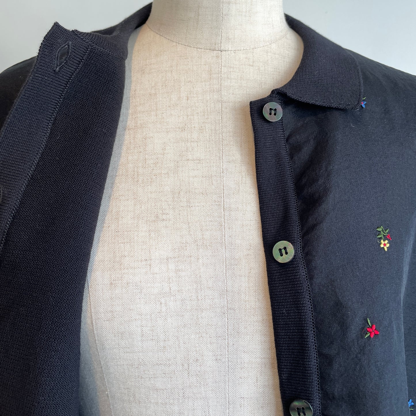 porter des boutons//Petite fleurニット　P21-2-019