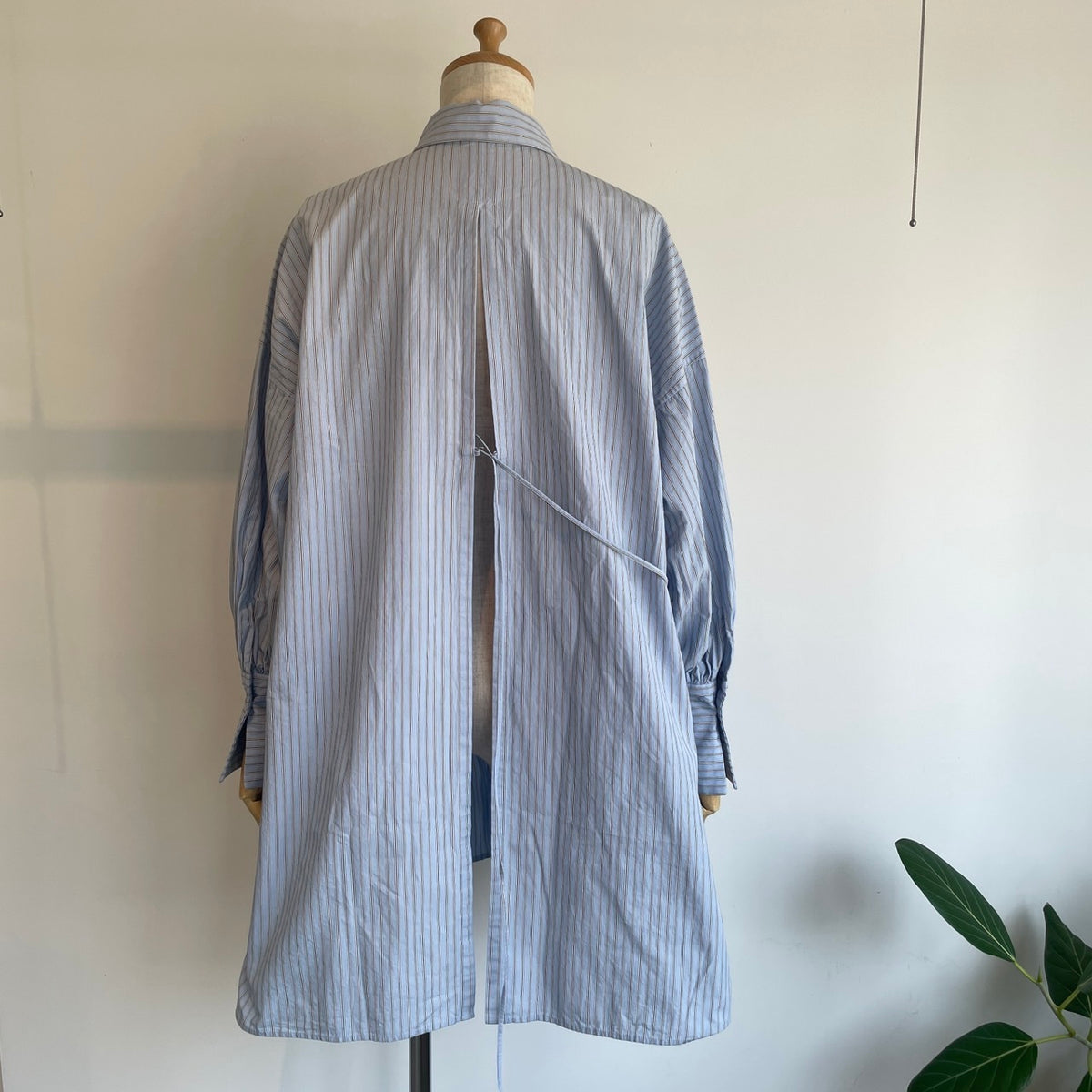 MarchAprilMay//param shirts パラムシャツ(バックオープンシャツ)