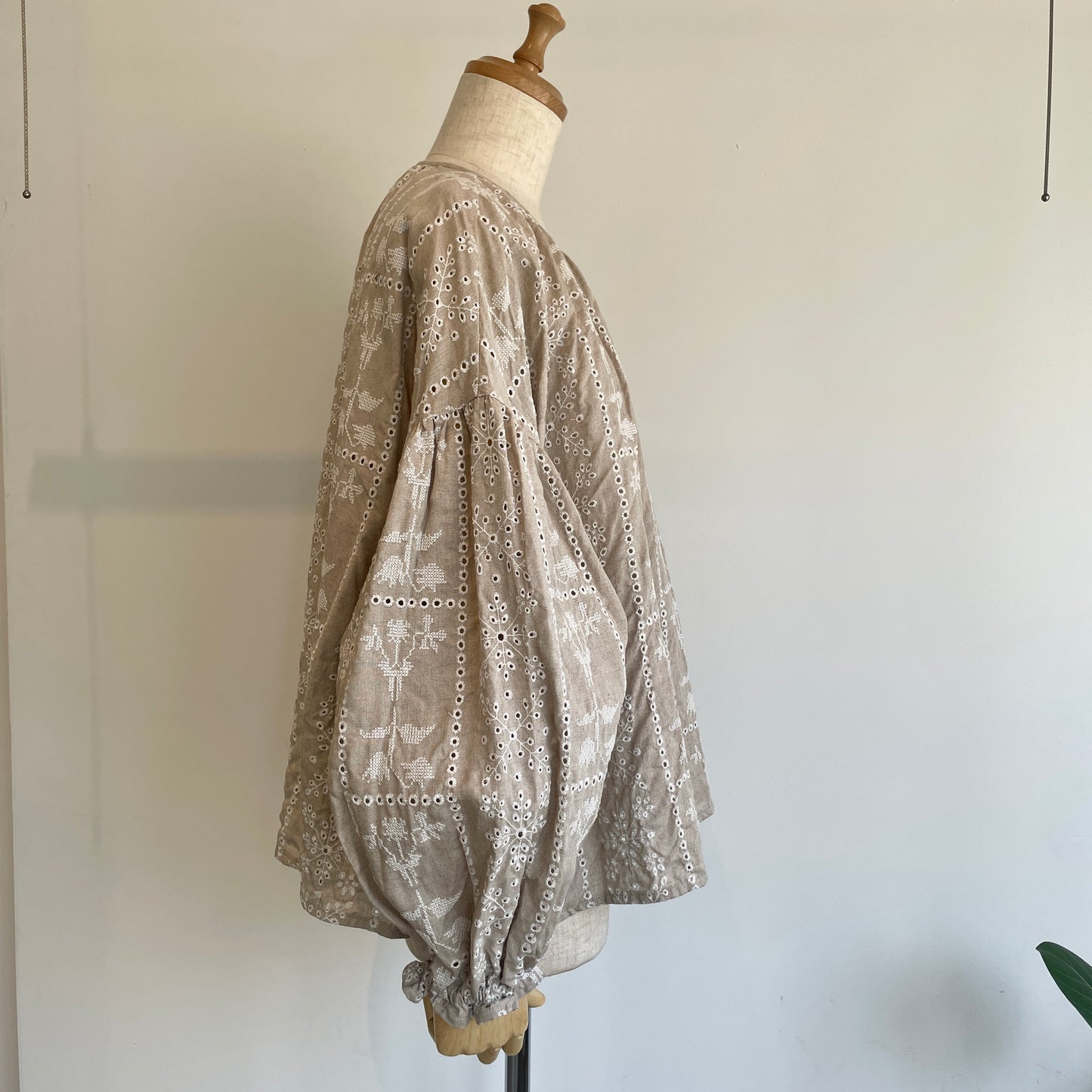 qiri//grow’ embroidery ギャザースリーブブラウス　6301BL005261