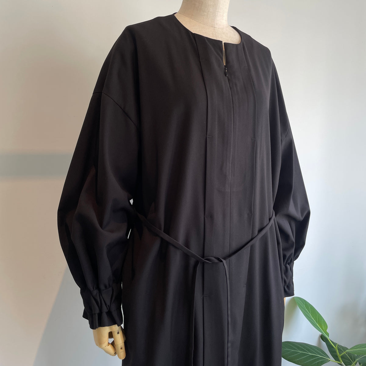 SI-HIRAI //MICRO STRETCH GABA RUBBER CUFF DRESS CHAW24-5018
