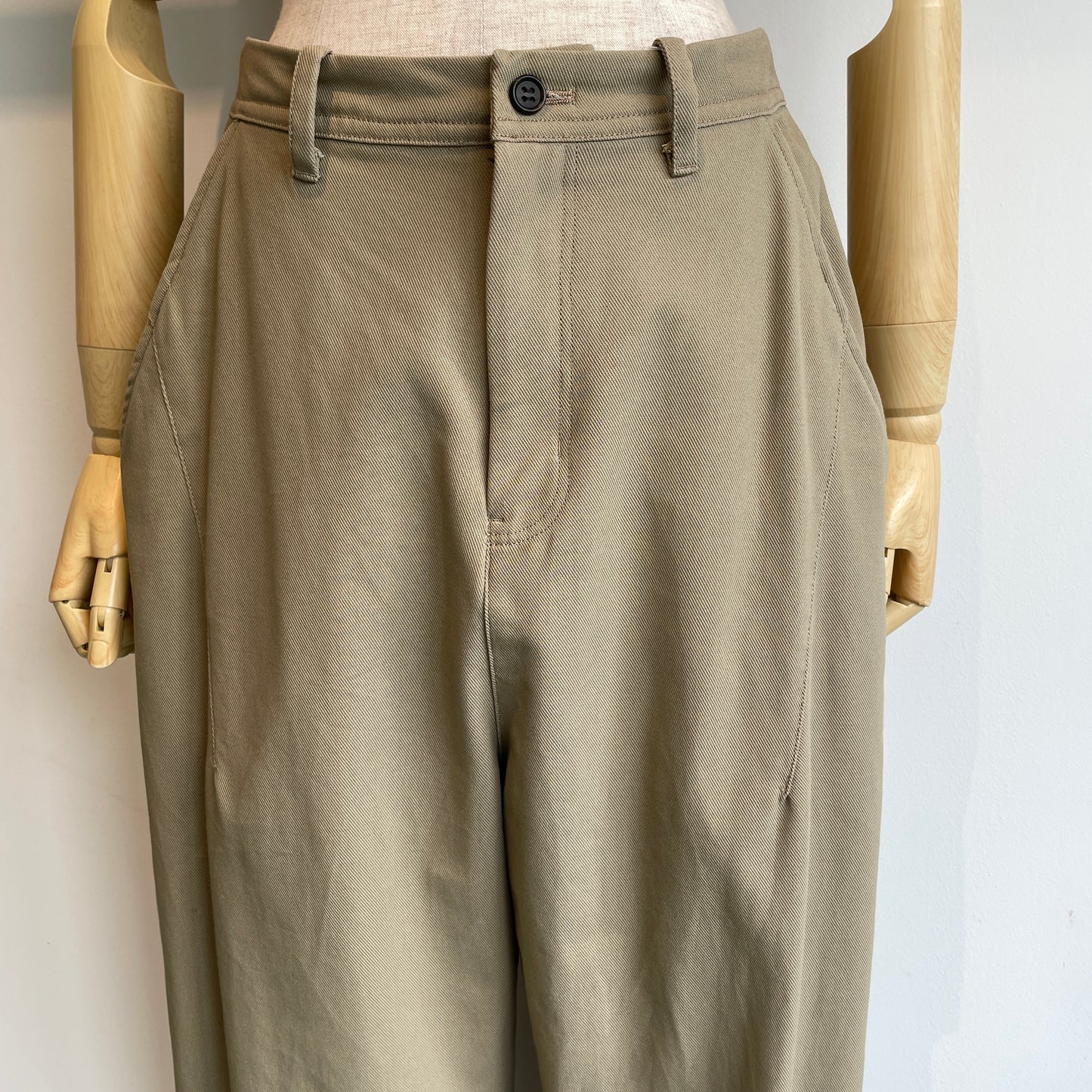 yuni//20/2強撚Cotton twill cocoon tapered パンツ 1701PT006262
