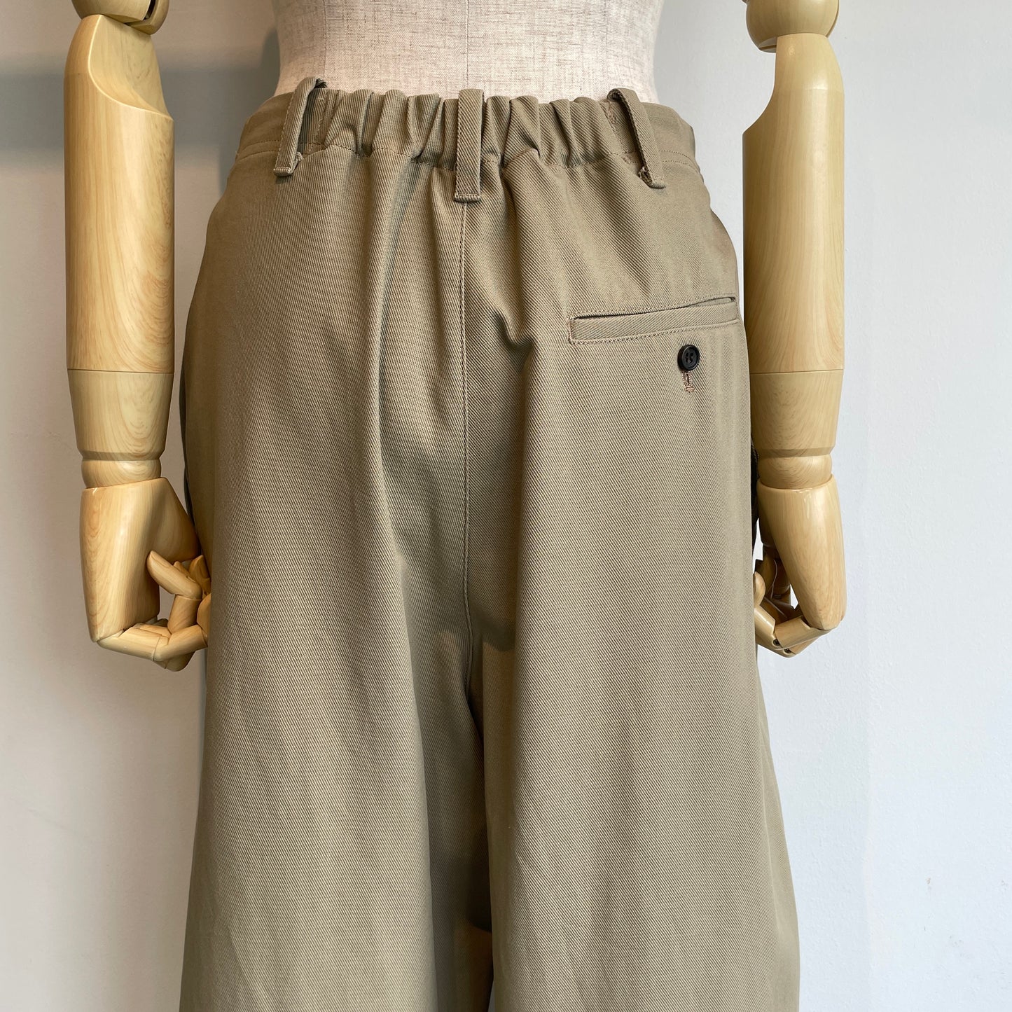 yuni//20/2強撚Cotton twill cocoon tapered パンツ 1701PT006262