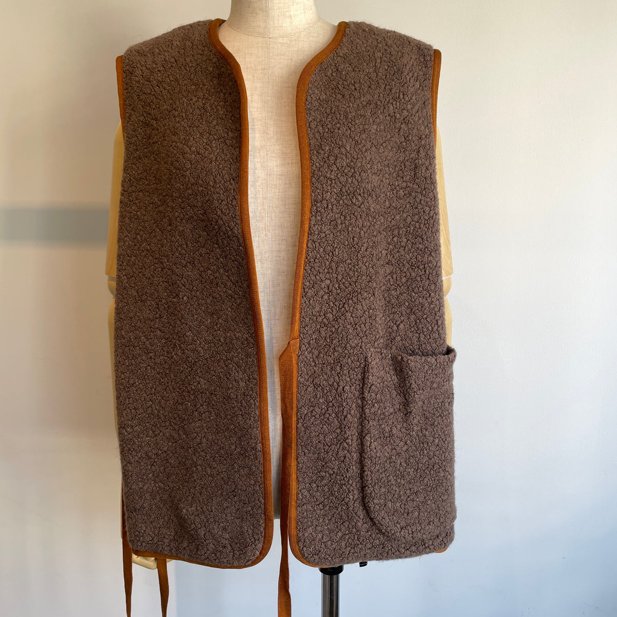 qiri//sarasa raised jacquard ベスト　6301BL006262