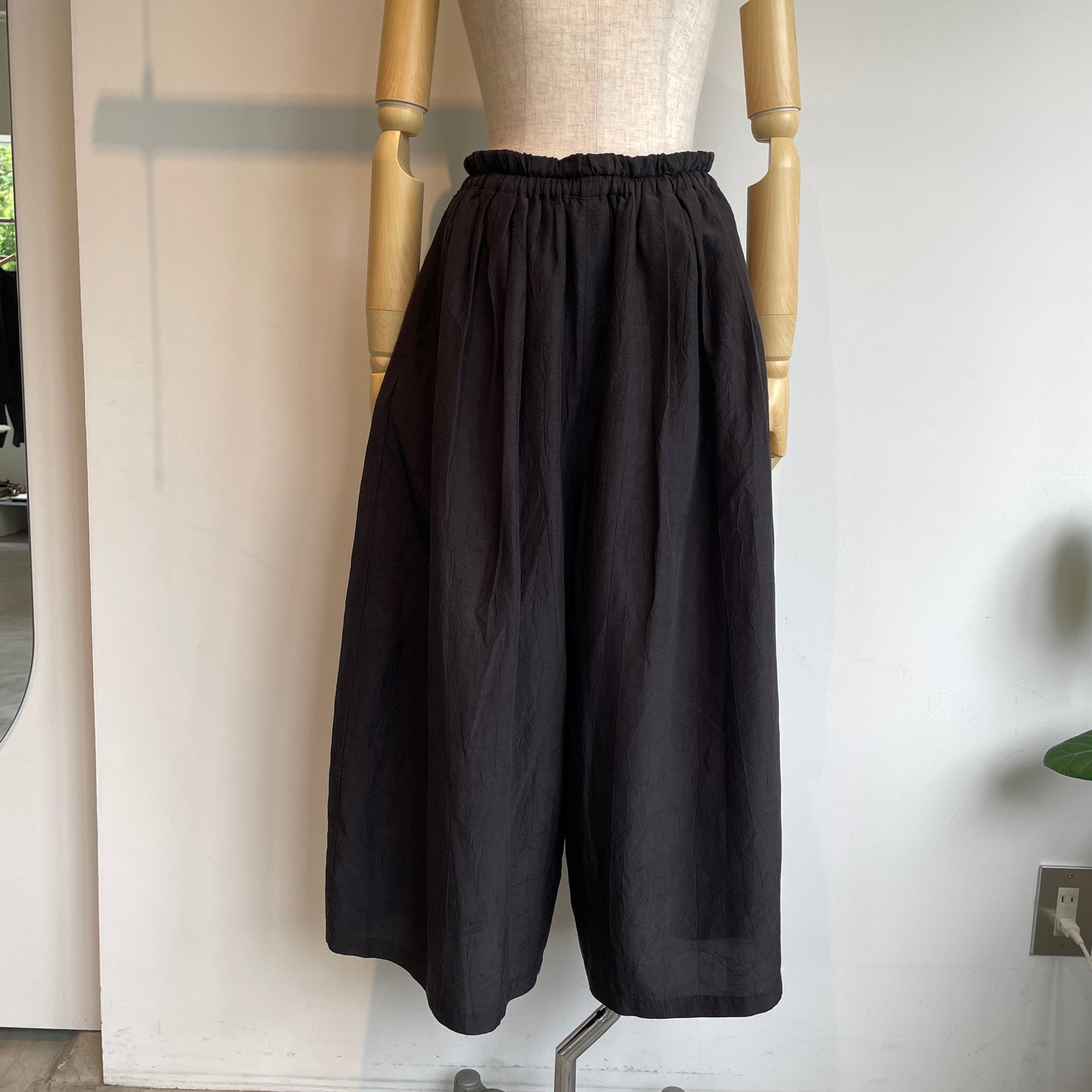 handsofcreation//Cu/C/L桐生シワ タックバレルキュロットパンツ0161310