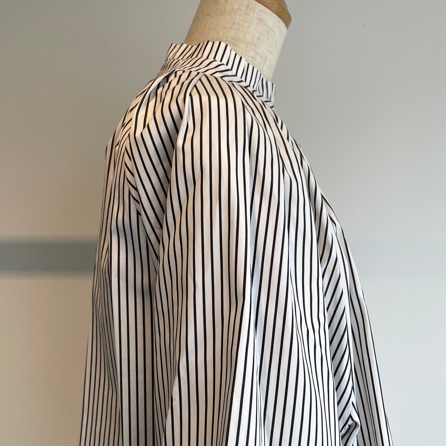 SIHIRAI// WIDE SLEEVE TACブラウスCHSS26-7008