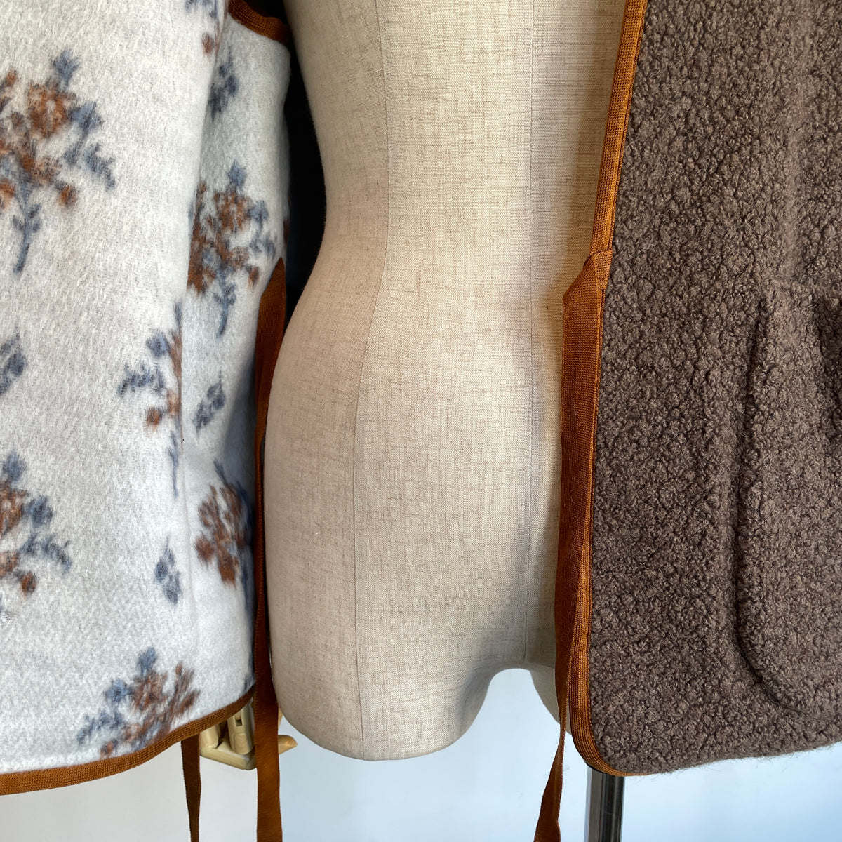 qiri//sarasa raised jacquard ベスト　6301BL006262