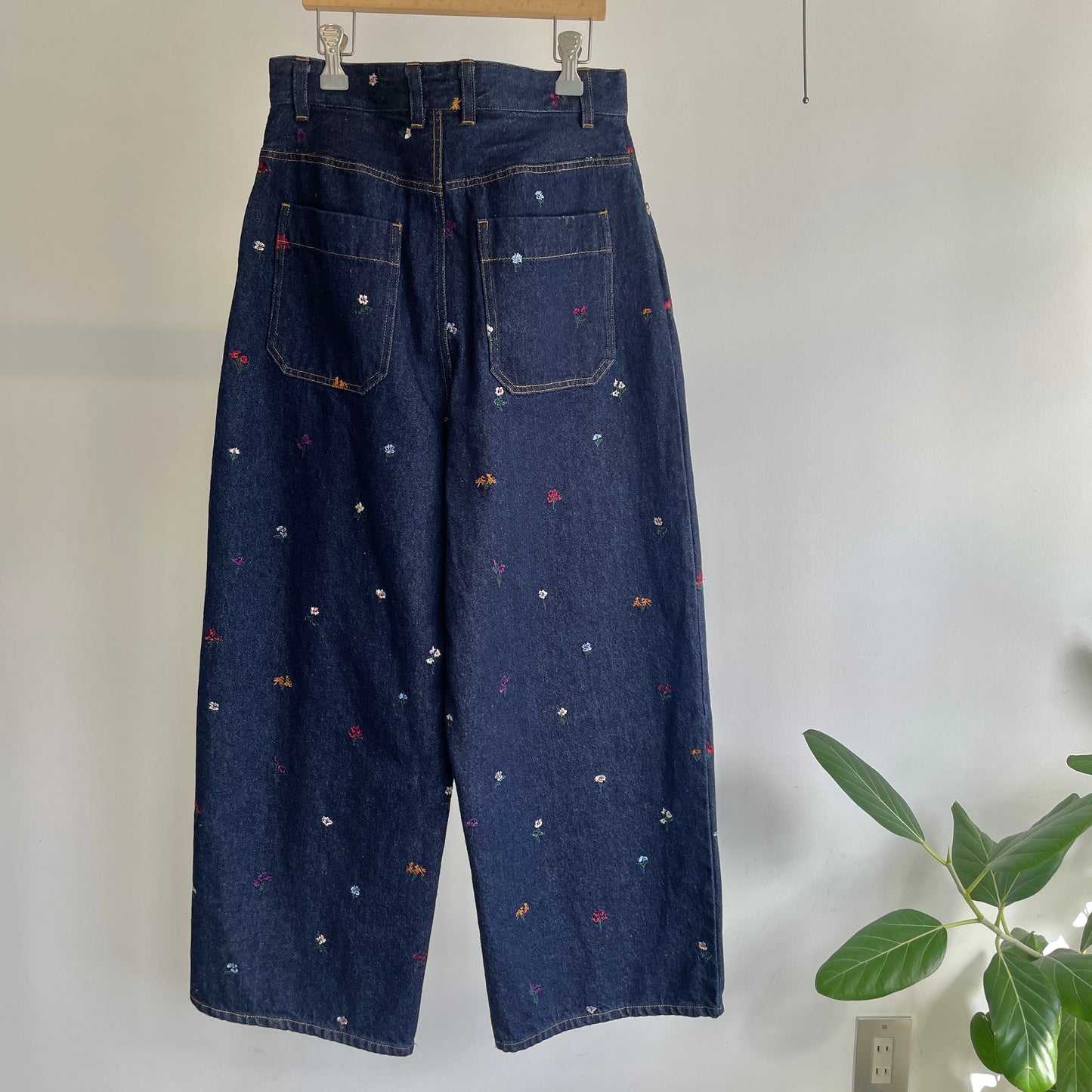 yuni// floral embloidely denim 5pkt back gum パンツ　1701PT006261