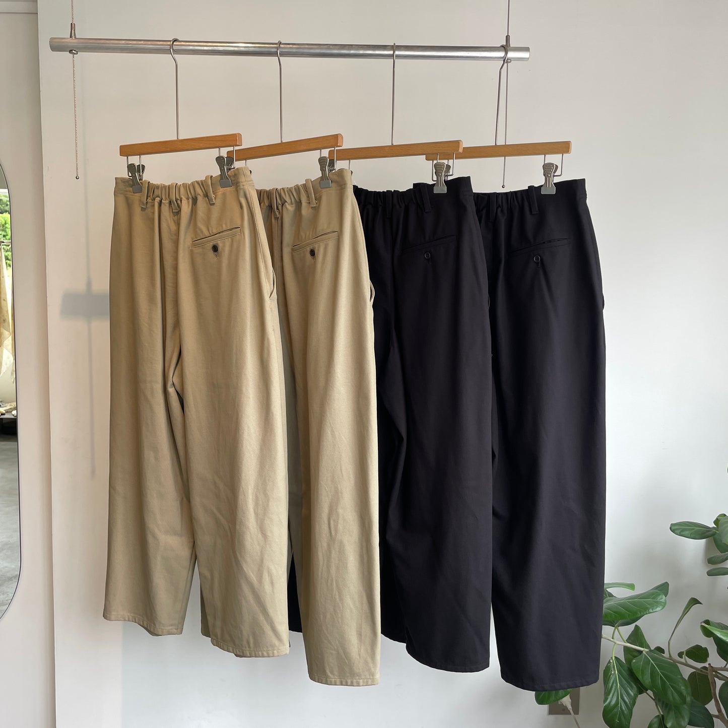 yuni//20/2強撚Cotton twill cocoon tapered パンツ 1701PT006262