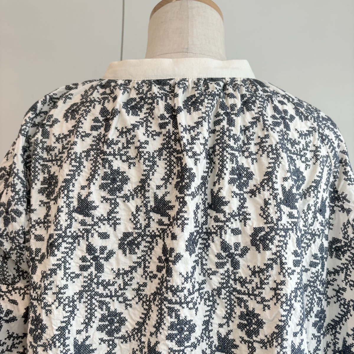 qiri//garden embroidery gather スリーブブラウス
6301BL008262