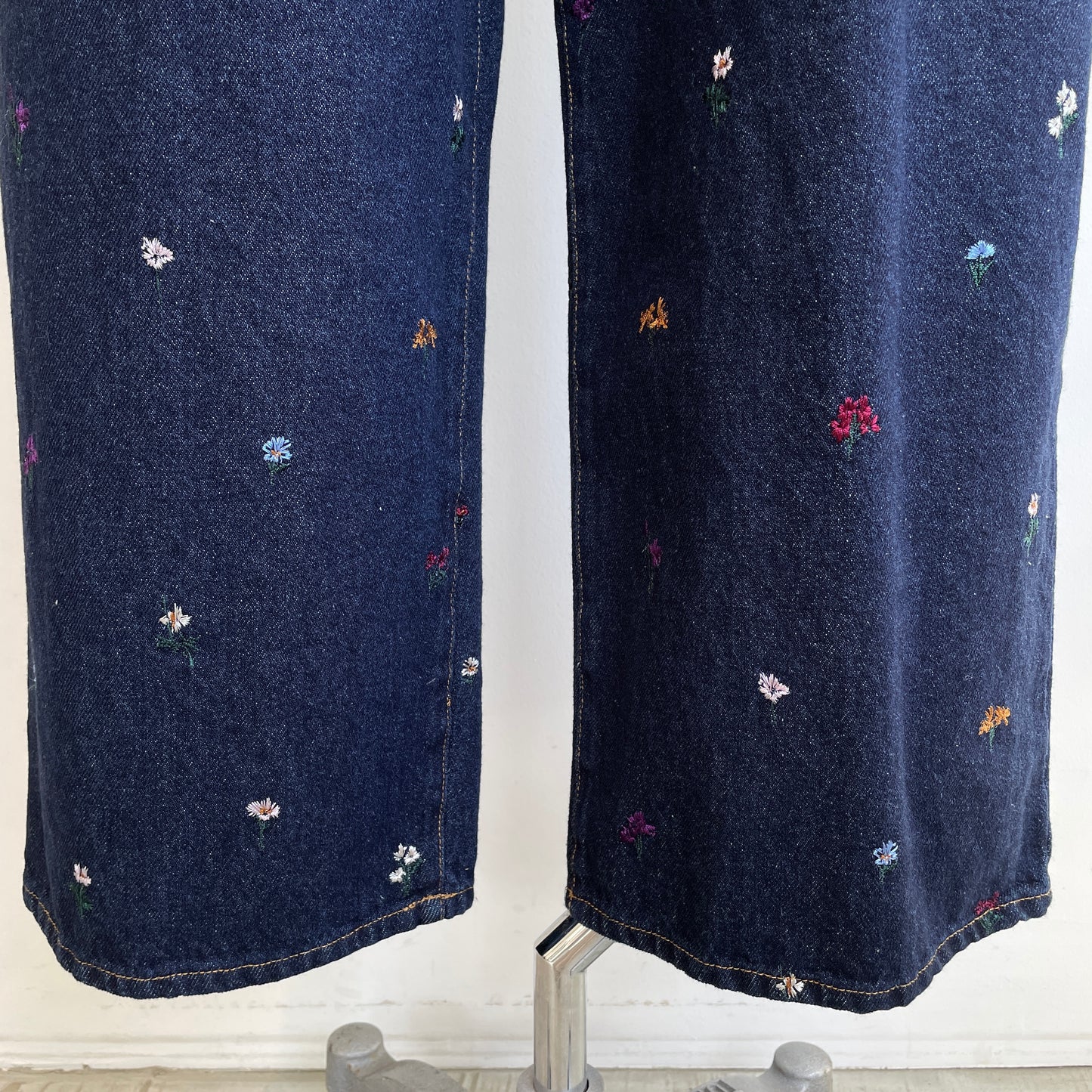 yuni// floral embloidely denim 5pkt back gum パンツ　1701PT006261