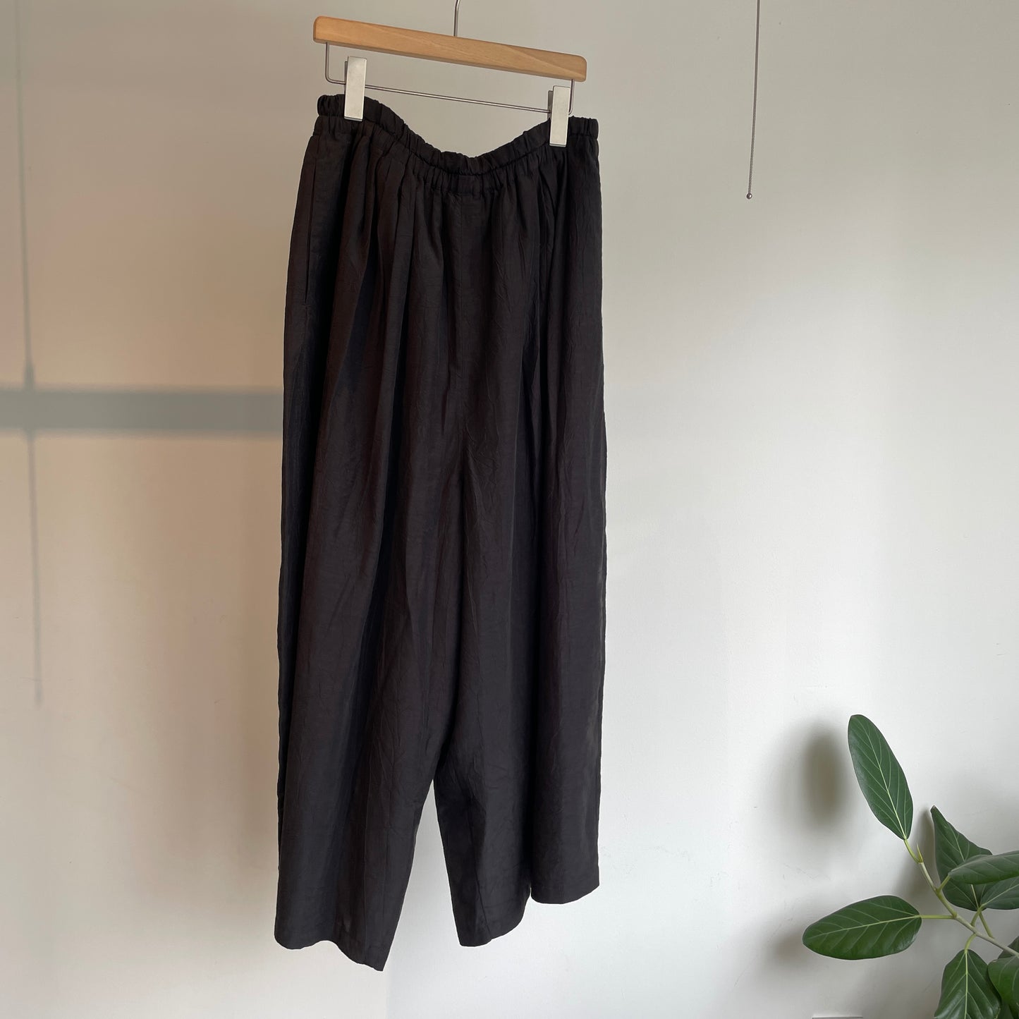 handsofcreation//Cu/C/L桐生シワ タックバレルキュロットパンツ0161310