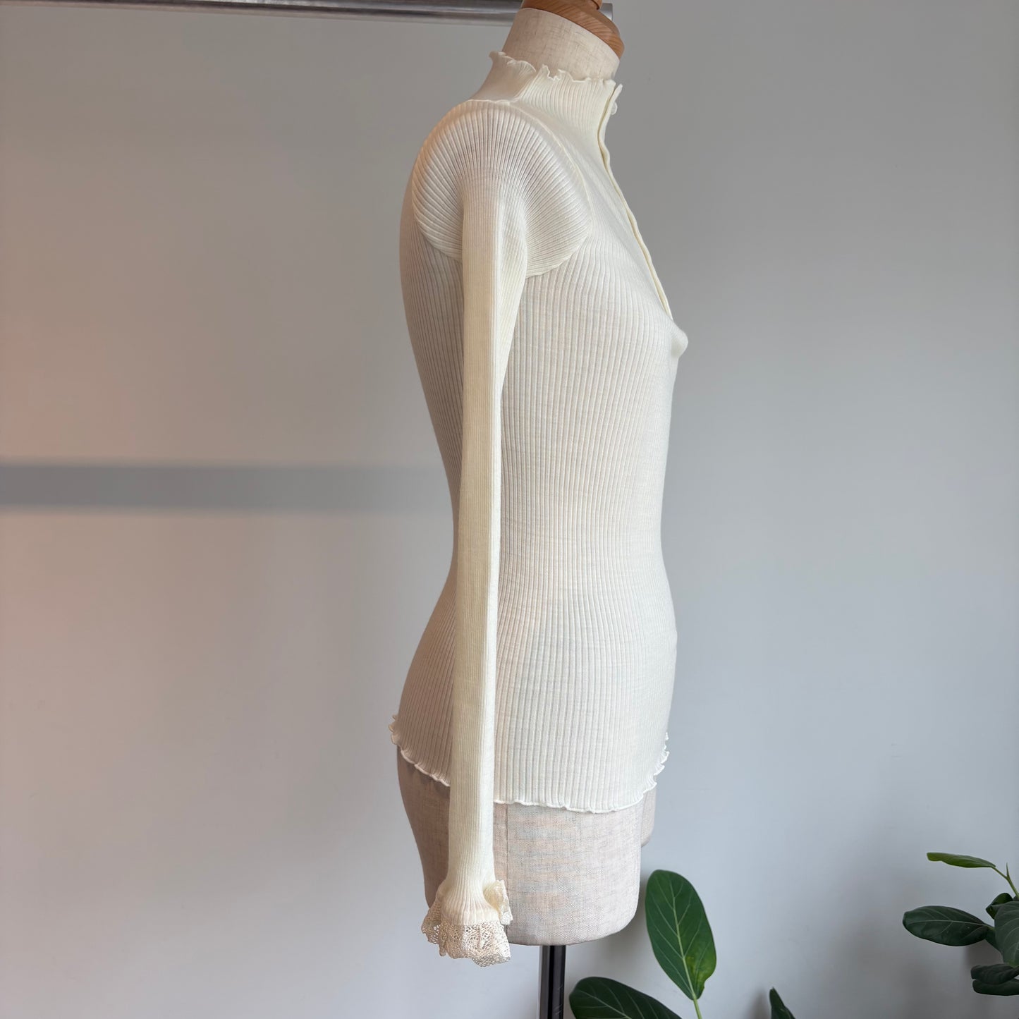 NATIVE VILLAGE// Thoughts on stockings リブレースプルオーバー　33262-04107
