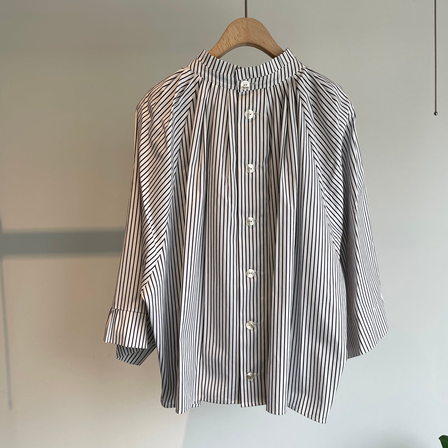 SIHIRAI// WIDE SLEEVE TACブラウスCHSS26-7008