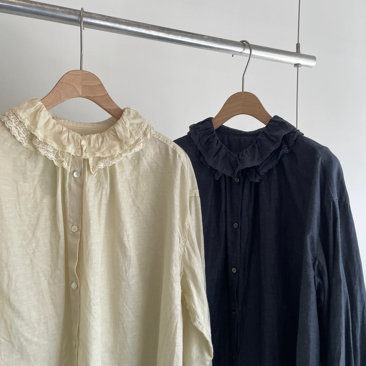 yuni//リサイクルコットンキュプラ ラッフルレースカラーブラウス 1701BL008262