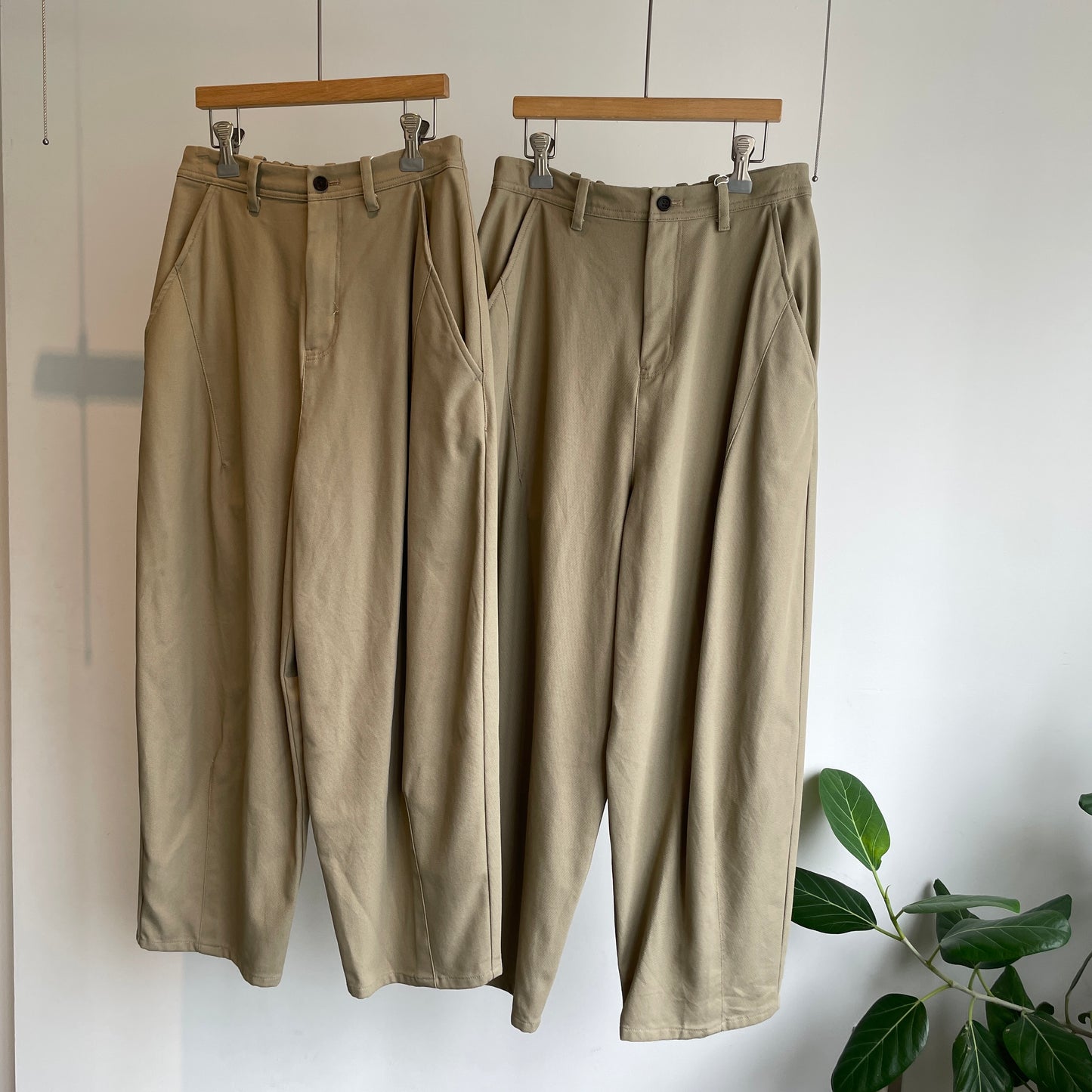 yuni//20/2強撚Cotton twill cocoon tapered パンツ 1701PT006262