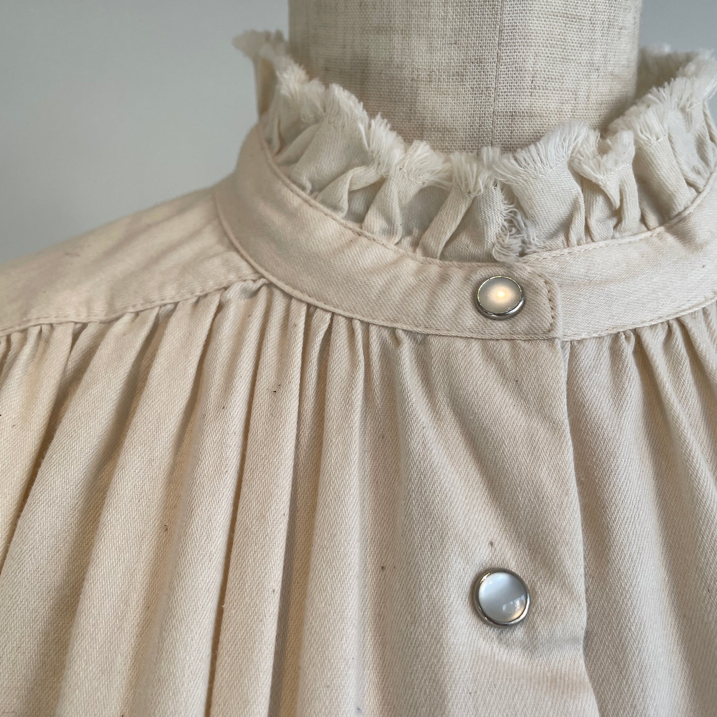 handsofcreation//5.0ZベンベルグウールデニムフリルカラーBL 02610602