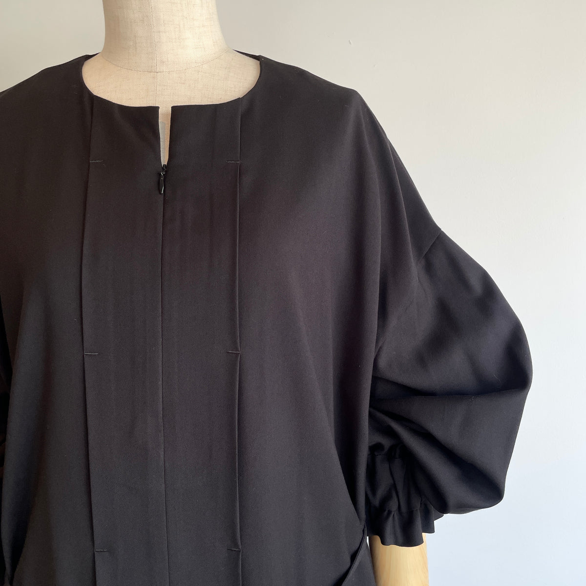 SI-HIRAI //MICRO STRETCH GABA RUBBER CUFF DRESS CHAW24-5018