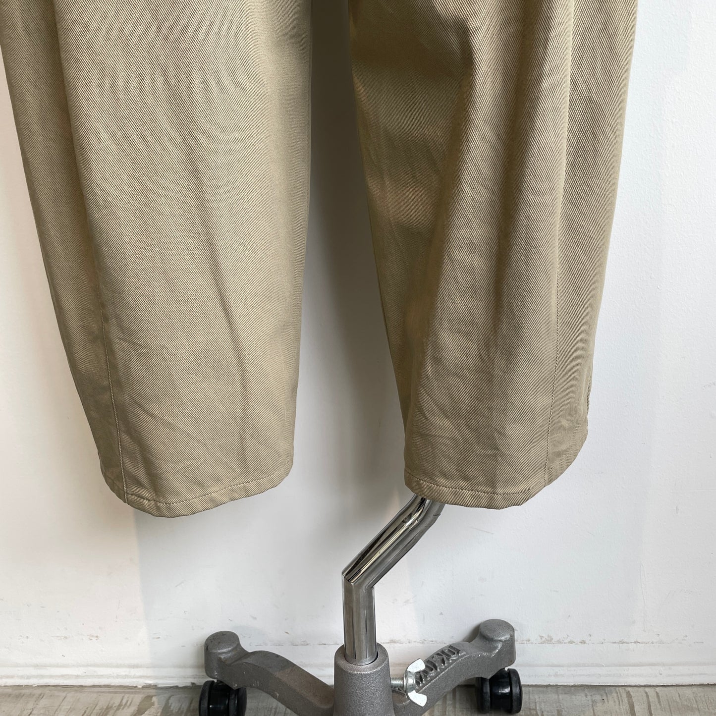 yuni//20/2強撚Cotton twill cocoon tapered パンツ 1701PT006262