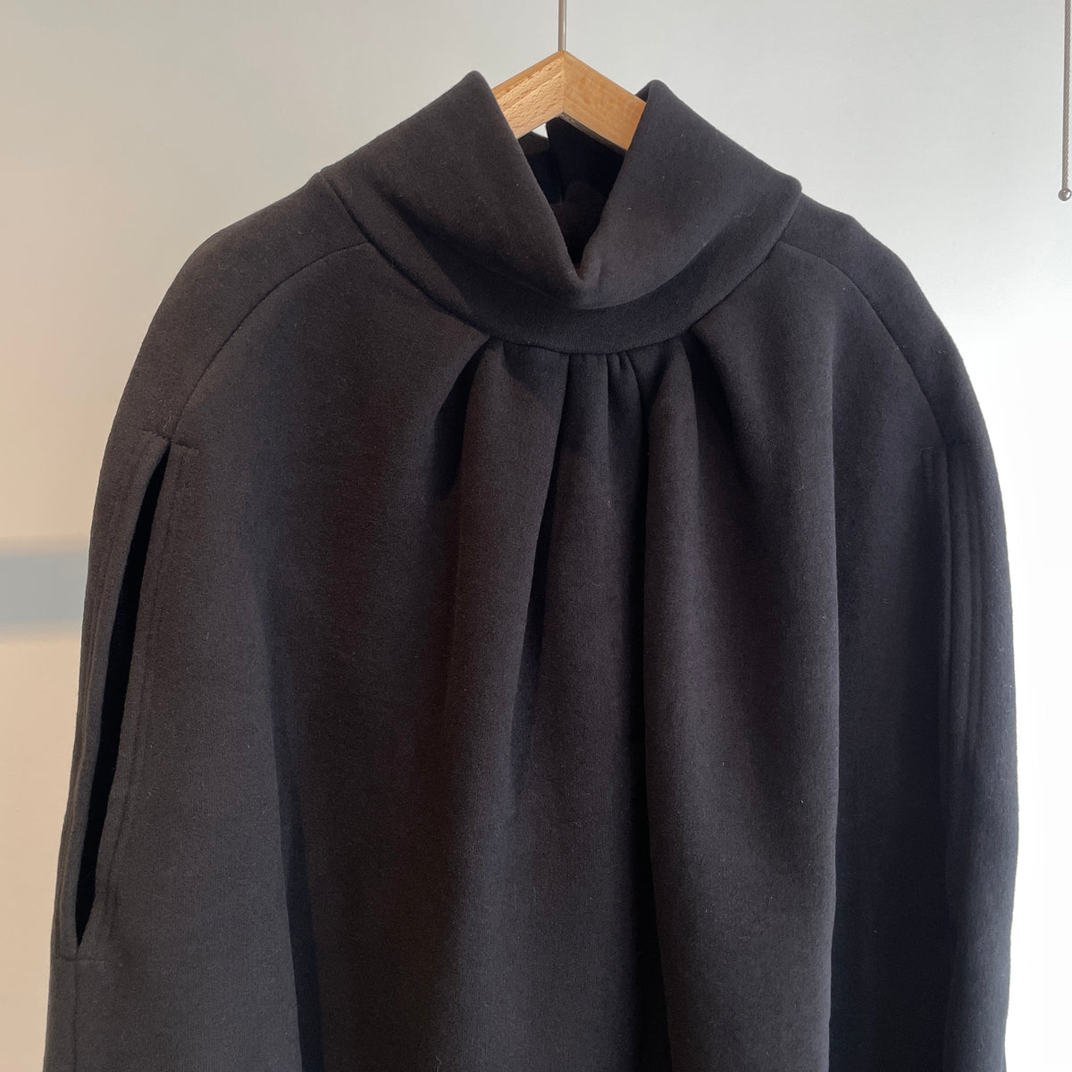 SI HIRAI//SWEATPONCHO  CHAW26-8006