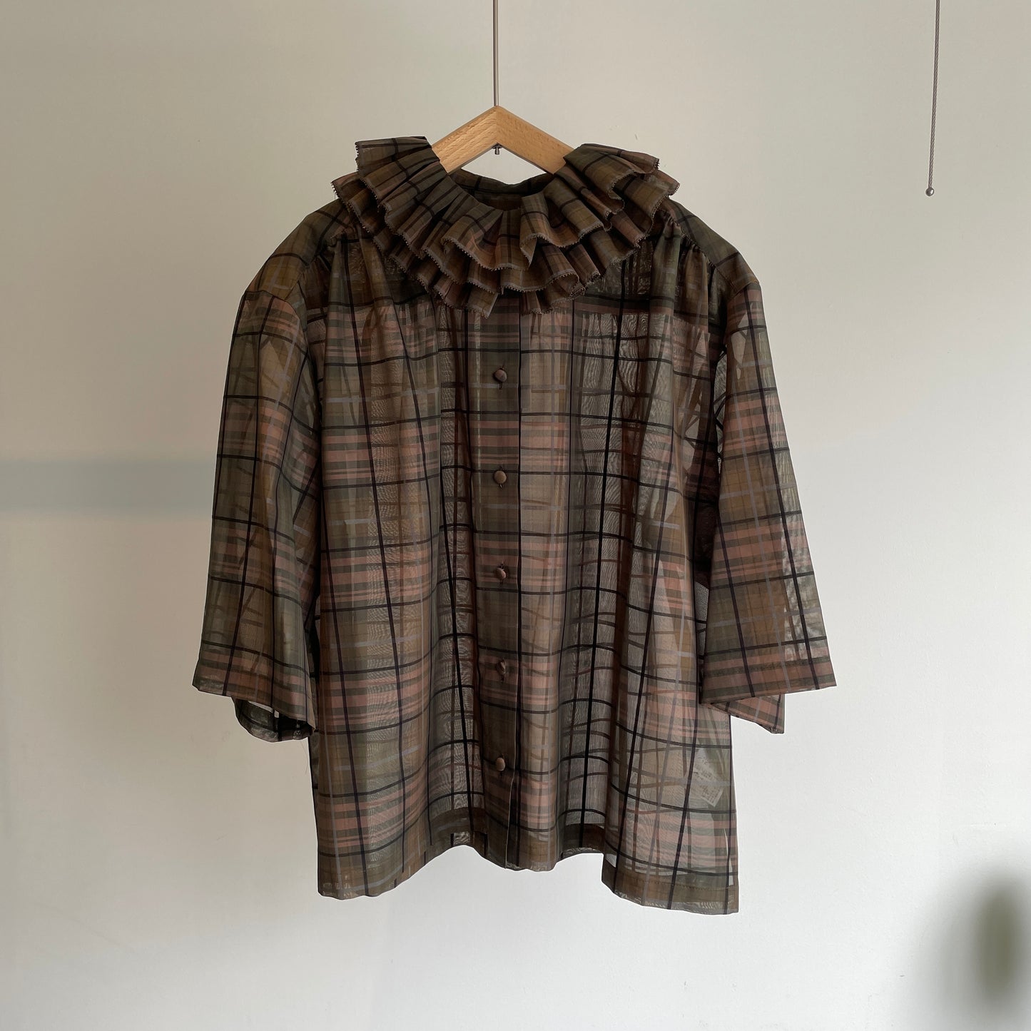 porter des boutons//シアーチェックダブルタックカラーブラウス P-22-1-066