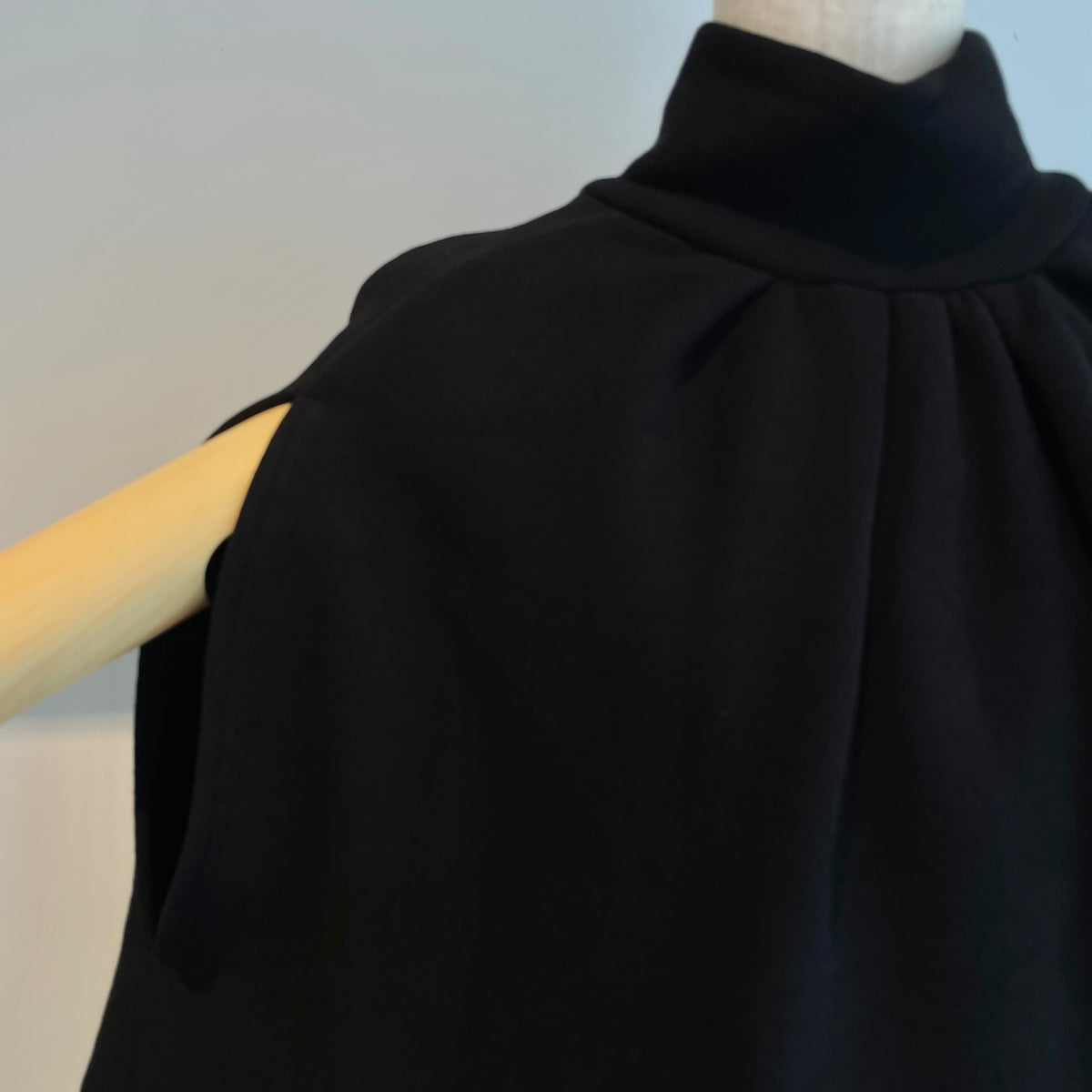 SI HIRAI//SWEATPONCHO  CHAW26-8006