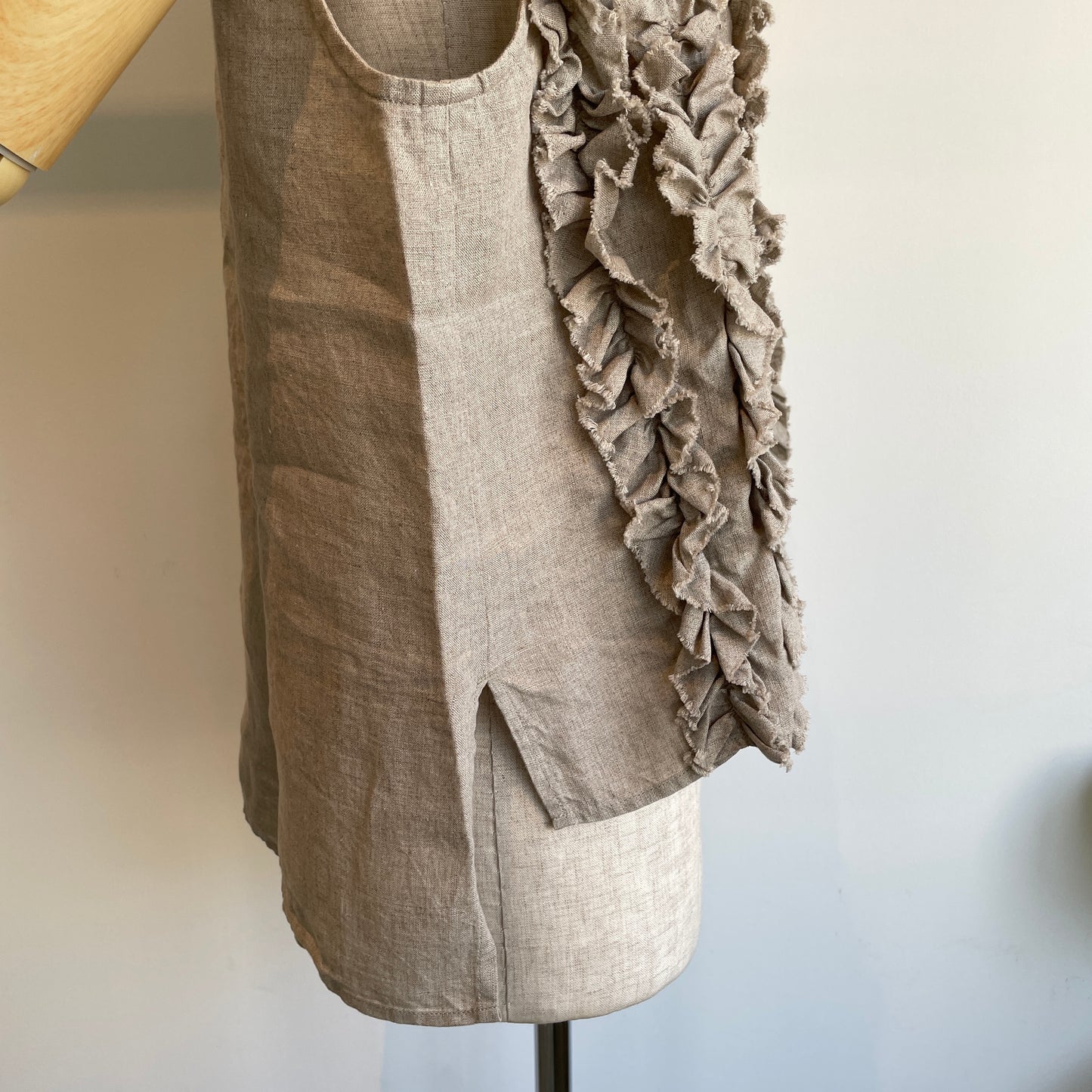 universaltissu//フレンチリネンスリーブレスフリルBL
UT261BL005