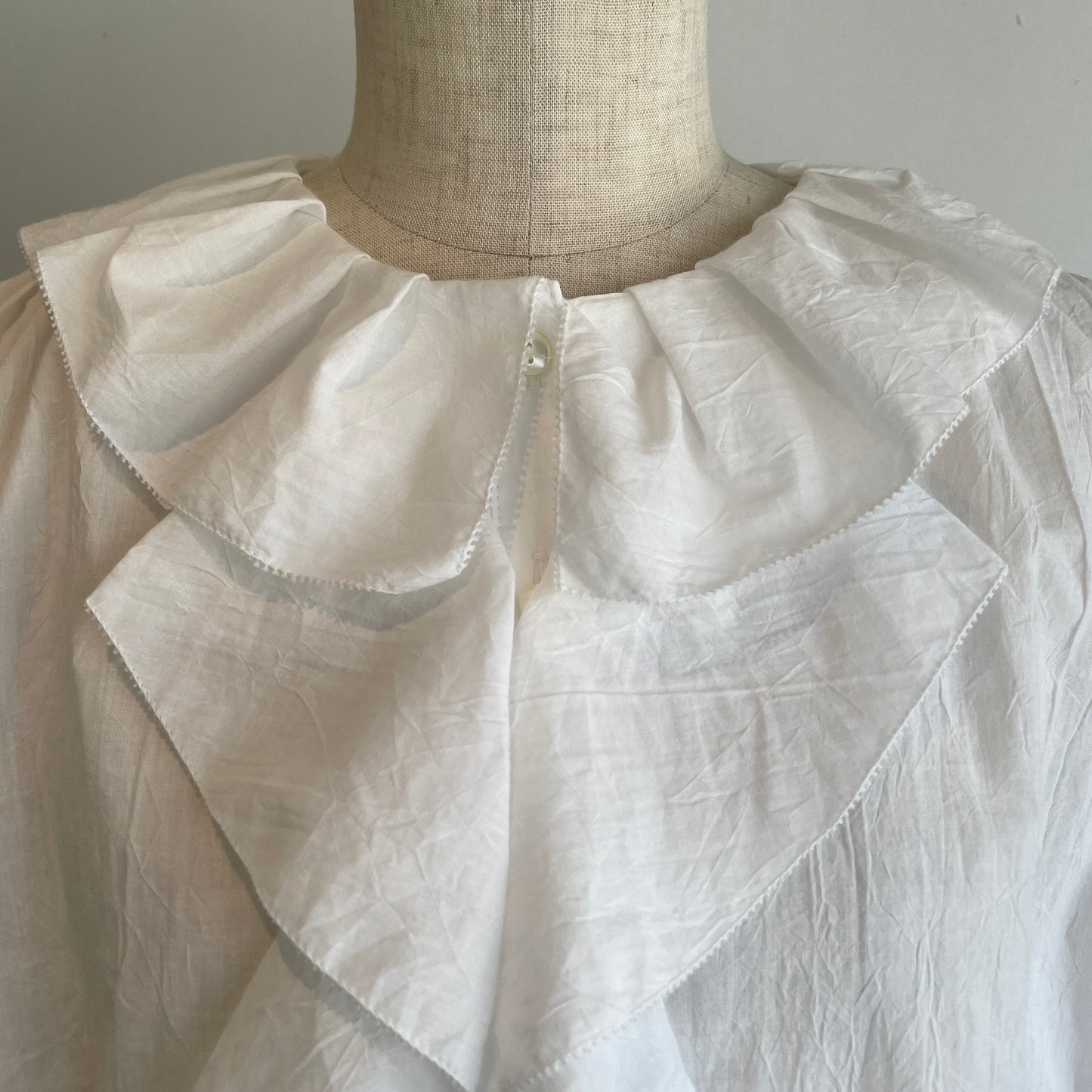 porter des boutons//ラッフルブラウス　P23-1-015-02