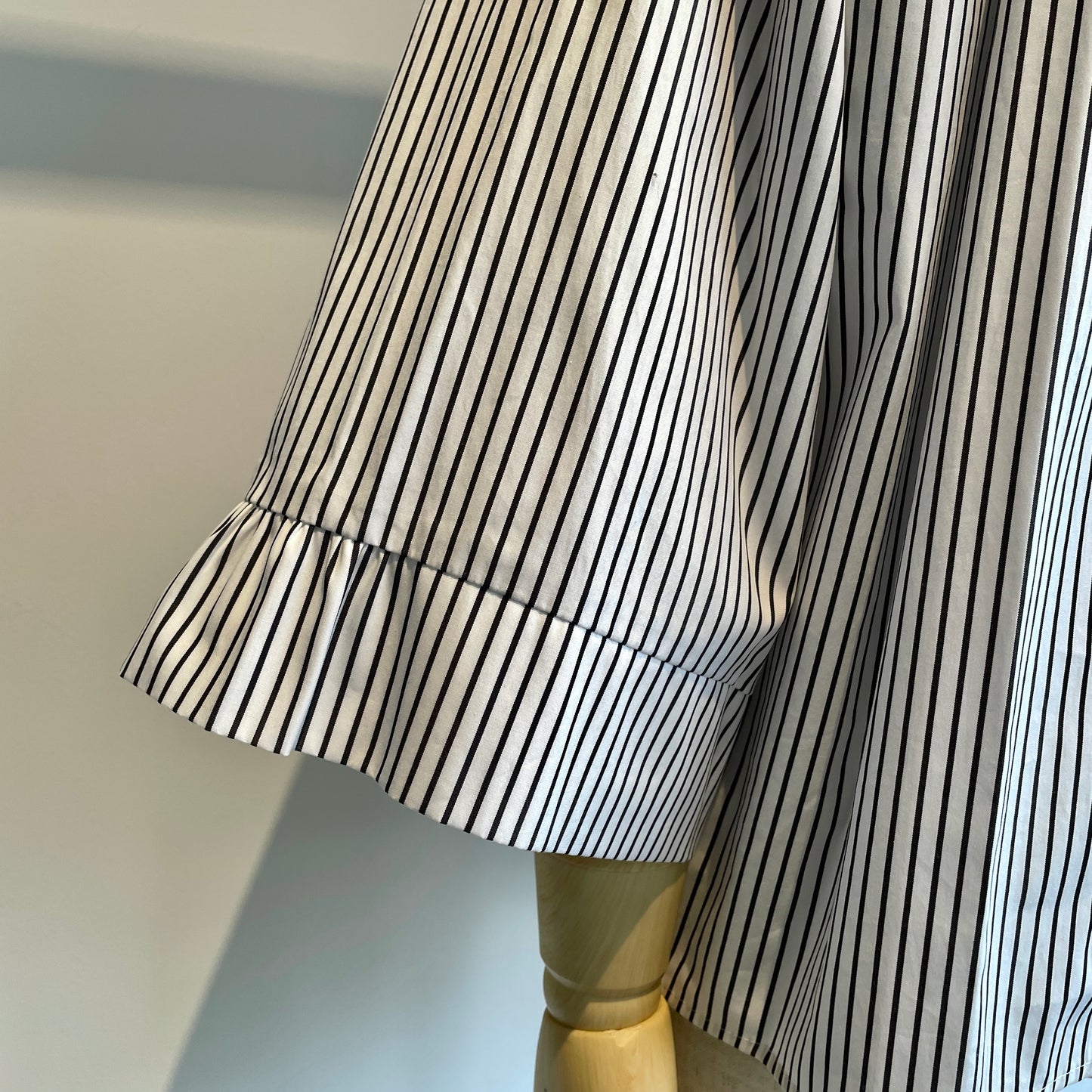 SIHIRAI// WIDE SLEEVE TACブラウスCHSS26-7008