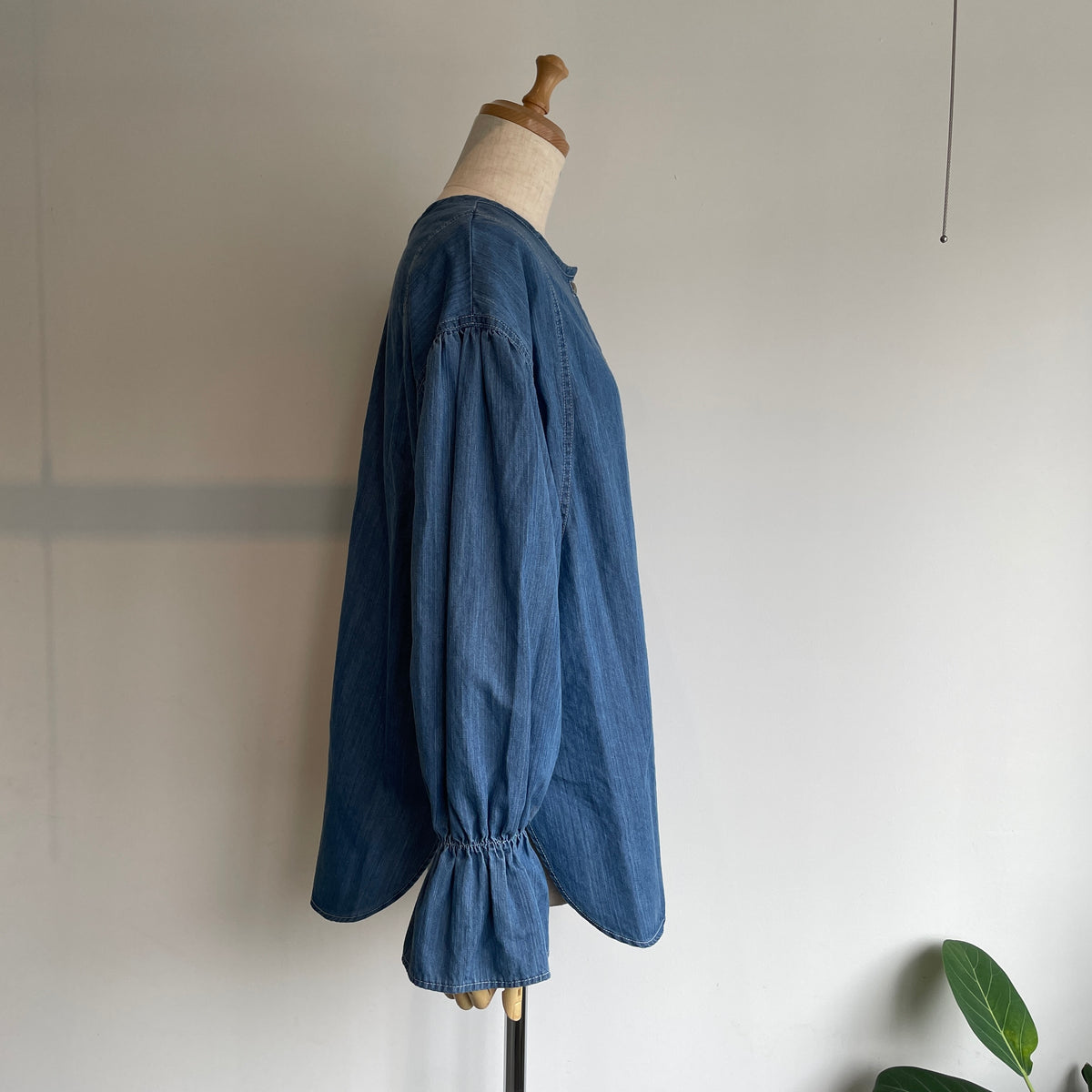 yuni//Cotton denim gathered sleeves ブラウス　1701BL010262