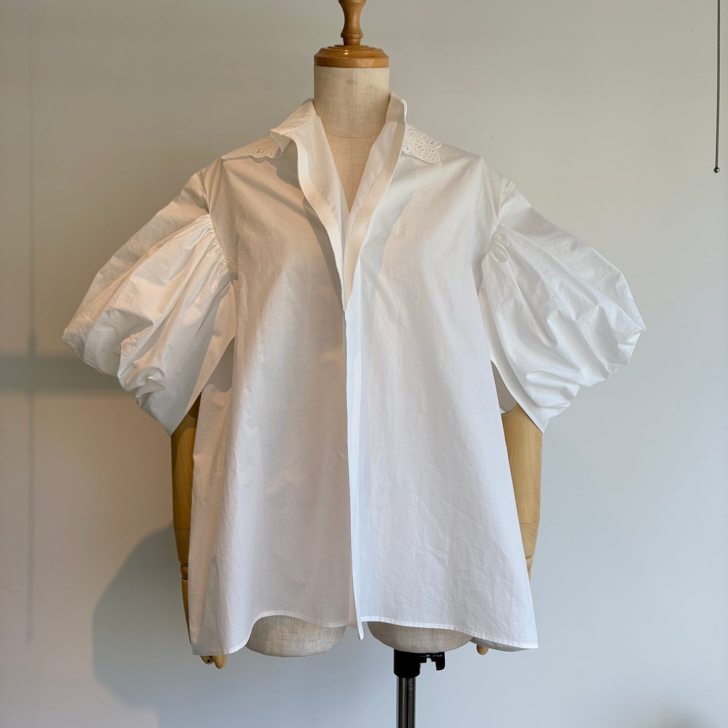 NATIVEVILLEGE//Simple longing 刺繍ギャザースリーブブラウス（off white）