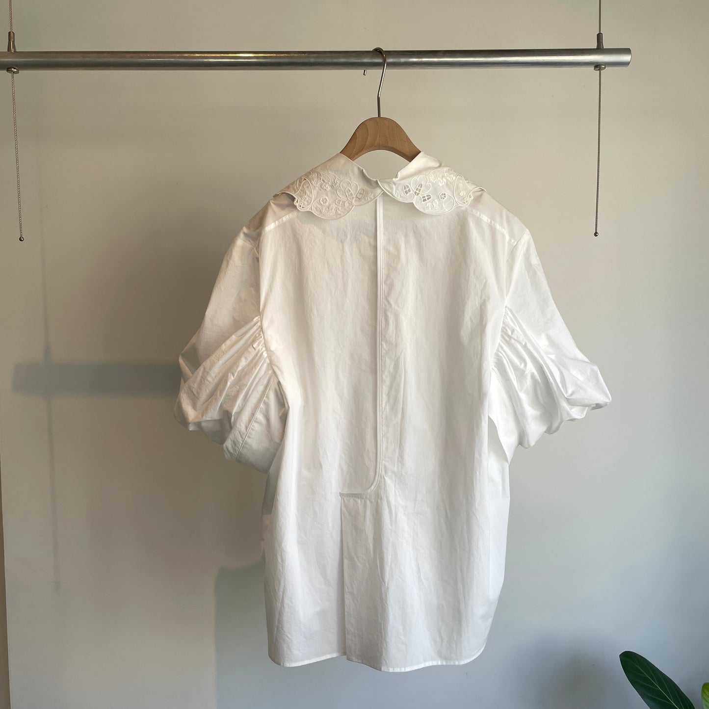 NATIVEVILLEGE//Simple longing 刺繍ギャザースリーブブラウス（off white）