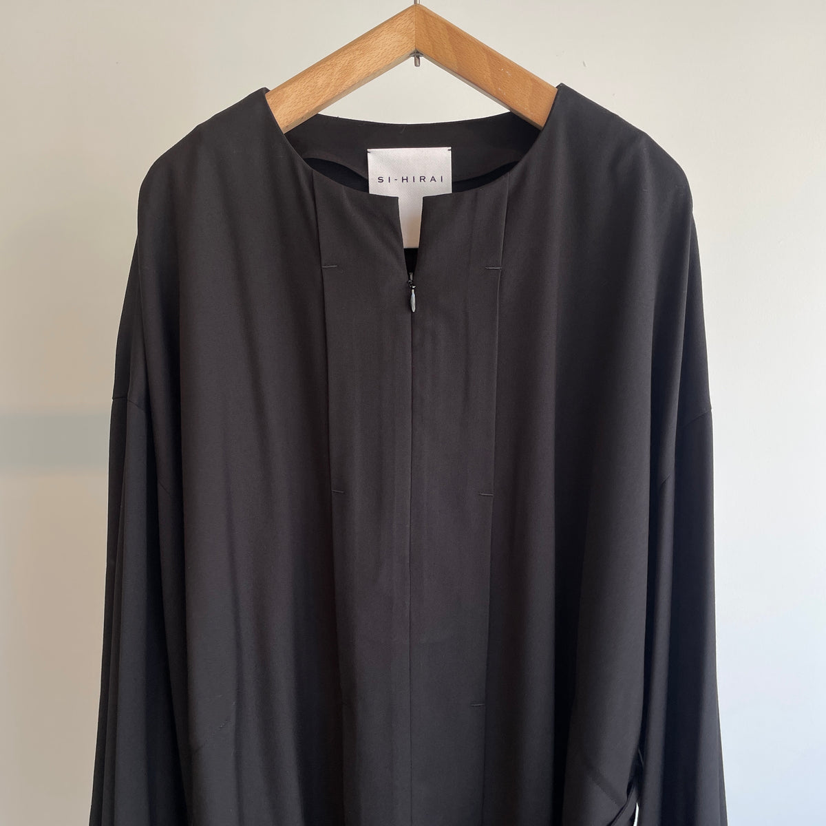 SI-HIRAI //MICRO STRETCH GABA RUBBER CUFF DRESS CHAW24-5018